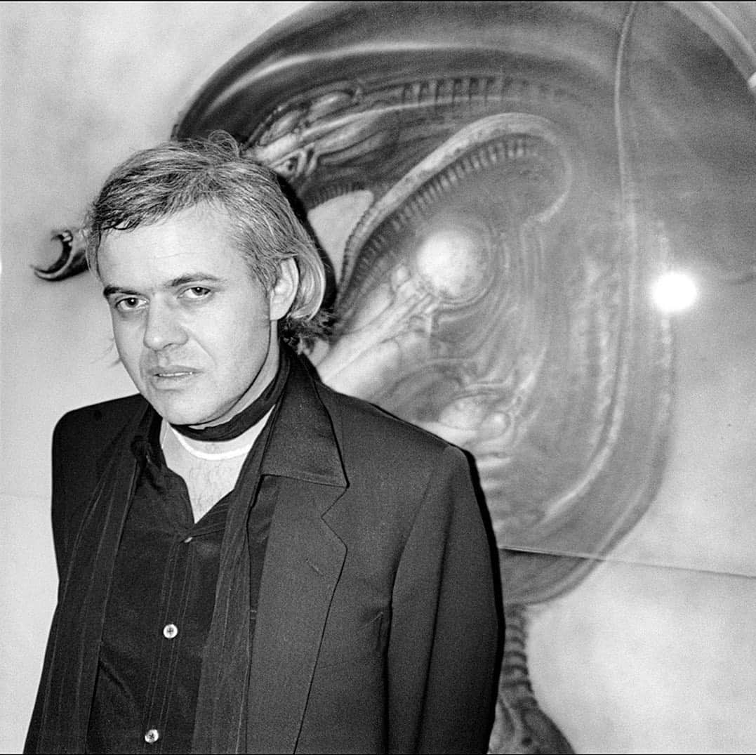 Revolverさんのインスタグラム写真 - (RevolverInstagram)「Swiss Surrealist painter H.R. Giger died five years ago today. Heavy music and horror would not be the same without him. #RIP 📷: Allan Tannenbaum/Getty Images」5月12日 1時23分 - revolvermag