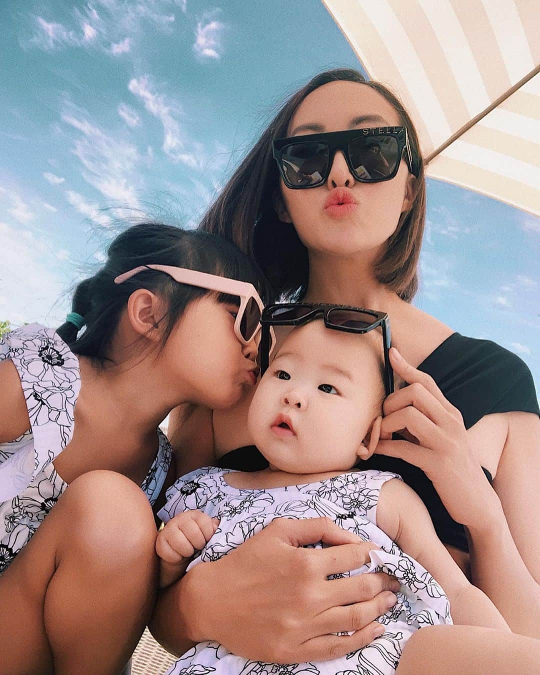 クリッセル・リムさんのインスタグラム写真 - (クリッセル・リムInstagram)「@stellamccartney sunglasses with my mini me’s. 😎💗#MotherEarthMotherDay #StellaMiniMe #StellaEyewear #ad」5月12日 1時24分 - chrisellelim