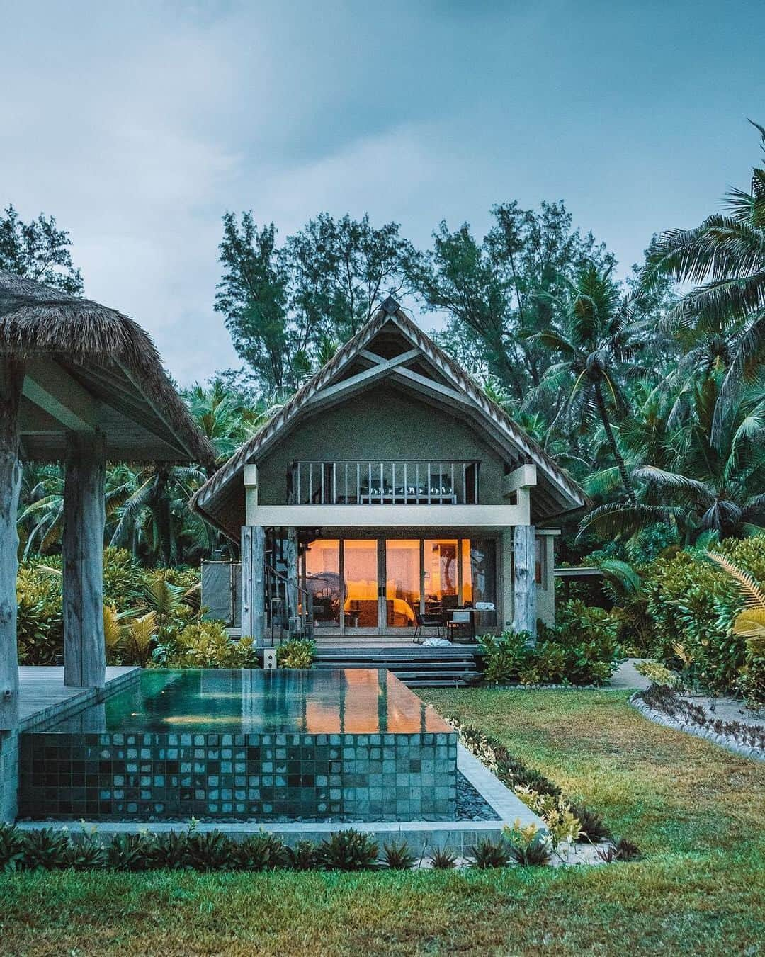 BEAUTIFUL HOTELSさんのインスタグラム写真 - (BEAUTIFUL HOTELSInstagram)「"We loved our villa @fsseychelles on Desroches Island! We did our morning and afternoon meditation right on the patio outside every day, with nothing but the sound of birds and the crashing waves. Tranquility at its best!" Where do you like to travel to for a bit of peace? (📷: @chirinetravels 📍: Four Seasons Resort Seychelles at Desroches Island)」5月12日 1時18分 - beautifulhotels