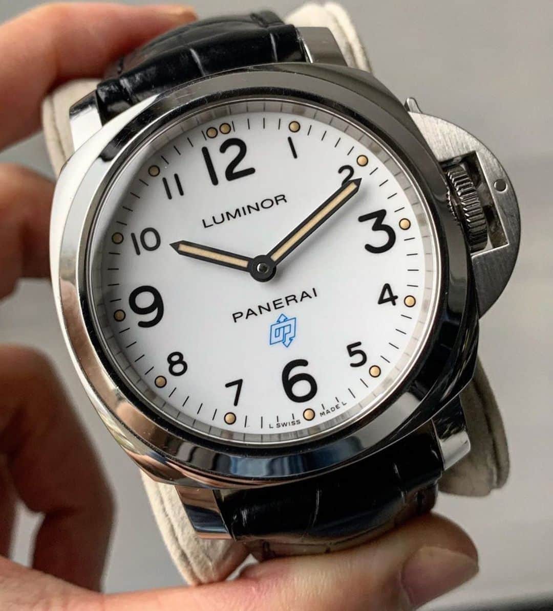 パネライのインスタグラム：「I’m not the usually the biggest fan of white dials but this combination on the #PAnerai #PAM630 works.  Vintage Lume, the hands, and a blue logo dial.  What are your thoughts? Pic by @fly_lpp #paneraicentral」