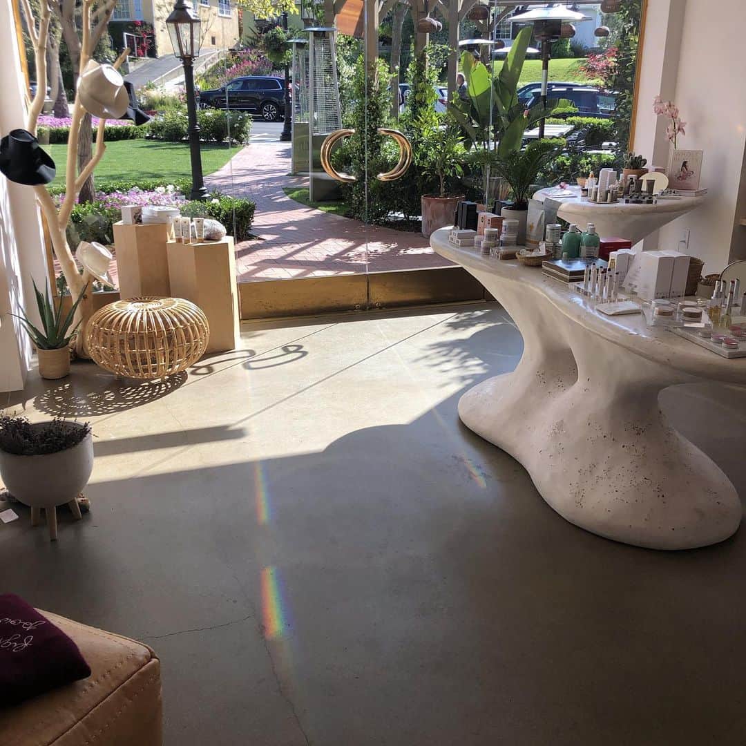 レイラニ・ビショップのインスタグラム：「Our store in LA makes beautiful morning rainbows… There’s been a lot of rainbows in my life and one is  never less magical then next 🌈🌈🌈🌈🌈🌈🌈🌈🌈🌈🌈#rainbowbridge @botanicabazaar #pacificpalisades #palisadesvillage」