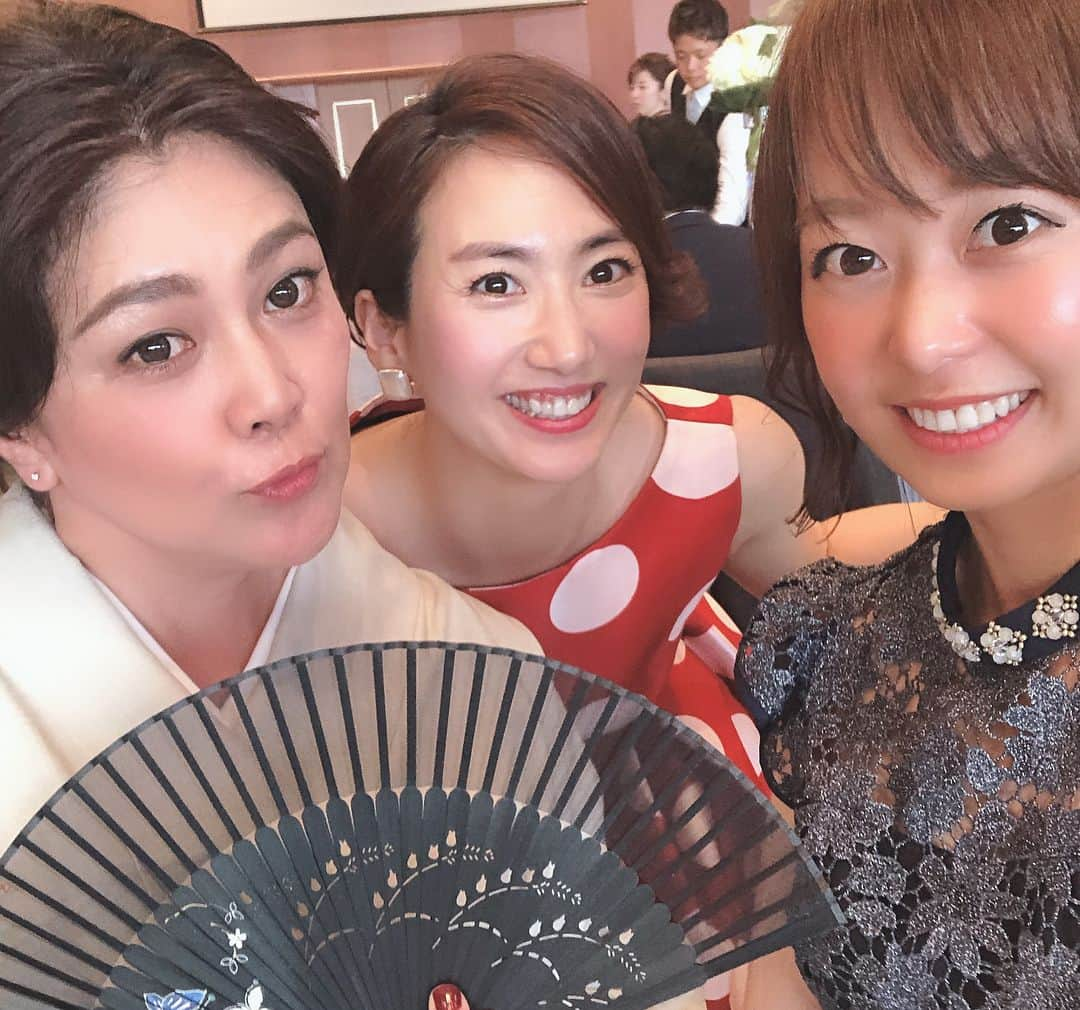 菊池良子さんのインスタグラム写真 - (菊池良子Instagram)「新しい番組に携わった時、スタジオで隣の席で、頭の回転が早く、ツッコミが的確！面白い！こんなに楽しい方とお仕事が出来るなんて刺激的✨と思ったことを覚えています😊  中島つぐまささん、ご結婚おめでとうございます🎉素敵な奥様と末長くお幸せに😍  #中島つぐまさ さん @tugumasa1999 #結婚式 #しあわせのおすそわけ #サガテレビ #かちかちワイド #内堀富美 さん @hamburger_malibu  #ヨンへ さん @kwon_young_hye #メガモッツ さん #池内祐介 さん @ikeuchiyusuke0829 #中川どっぺる さん @nakagawadopperu  #おほしんたろう さん  @ohoshintaro  #木戸優雅 くん @yuga.kido  #アナウンサー #リポーター #演者 #芸人 さん #announcer  真摯な姿勢で何事にも取り組む皆さんが大好き✨  #wedding #fukuoka #talent #comedian」5月12日 1時37分 - kikuryo627happy