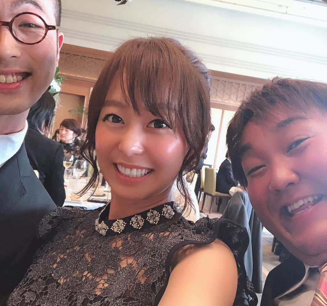 菊池良子さんのインスタグラム写真 - (菊池良子Instagram)「新しい番組に携わった時、スタジオで隣の席で、頭の回転が早く、ツッコミが的確！面白い！こんなに楽しい方とお仕事が出来るなんて刺激的✨と思ったことを覚えています😊  中島つぐまささん、ご結婚おめでとうございます🎉素敵な奥様と末長くお幸せに😍  #中島つぐまさ さん @tugumasa1999 #結婚式 #しあわせのおすそわけ #サガテレビ #かちかちワイド #内堀富美 さん @hamburger_malibu  #ヨンへ さん @kwon_young_hye #メガモッツ さん #池内祐介 さん @ikeuchiyusuke0829 #中川どっぺる さん @nakagawadopperu  #おほしんたろう さん  @ohoshintaro  #木戸優雅 くん @yuga.kido  #アナウンサー #リポーター #演者 #芸人 さん #announcer  真摯な姿勢で何事にも取り組む皆さんが大好き✨  #wedding #fukuoka #talent #comedian」5月12日 1時37分 - kikuryo627happy