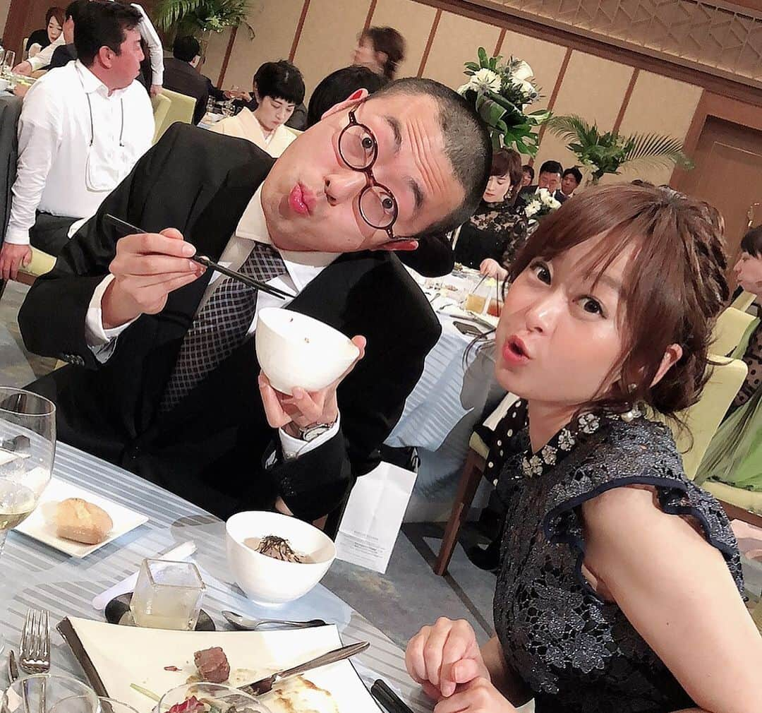 菊池良子さんのインスタグラム写真 - (菊池良子Instagram)「新しい番組に携わった時、スタジオで隣の席で、頭の回転が早く、ツッコミが的確！面白い！こんなに楽しい方とお仕事が出来るなんて刺激的✨と思ったことを覚えています😊  中島つぐまささん、ご結婚おめでとうございます🎉素敵な奥様と末長くお幸せに😍  #中島つぐまさ さん @tugumasa1999 #結婚式 #しあわせのおすそわけ #サガテレビ #かちかちワイド #内堀富美 さん @hamburger_malibu  #ヨンへ さん @kwon_young_hye #メガモッツ さん #池内祐介 さん @ikeuchiyusuke0829 #中川どっぺる さん @nakagawadopperu  #おほしんたろう さん  @ohoshintaro  #木戸優雅 くん @yuga.kido  #アナウンサー #リポーター #演者 #芸人 さん #announcer  真摯な姿勢で何事にも取り組む皆さんが大好き✨  #wedding #fukuoka #talent #comedian」5月12日 1時37分 - kikuryo627happy