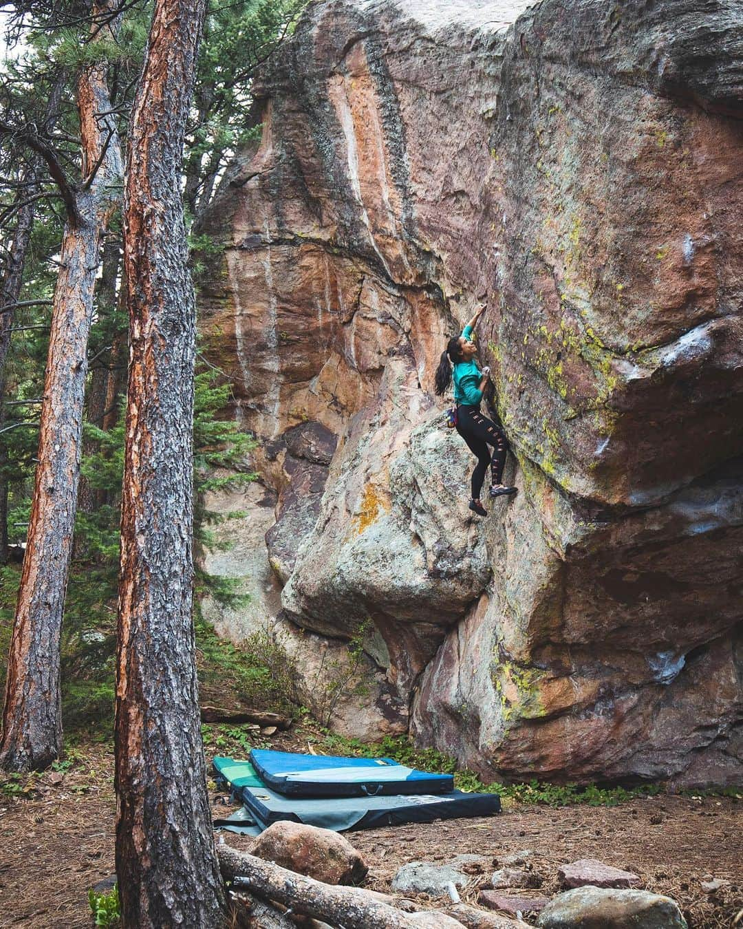 ニーナ・ウィリアムズさんのインスタグラム写真 - (ニーナ・ウィリアムズInstagram)「@james_lucas gave me beta for this ground-up ascent and said I still made it look “sketchy,” 😅 but I was just procrastinating a bit 😁 Either bail at 10-12 feet or go a little farther... 💁🏻‍♀️ A few extra feet seemed more efficient. Thanks for hanging in there with me guys! @james_lucas @bearcam 📸 “Highball/Solo” (V5/5.12), the actual name 😂 of a lesser-climbed line in the Flatirons. #bouldering #highball #climbing @organicclimbing」5月12日 1時31分 - sheneenagins