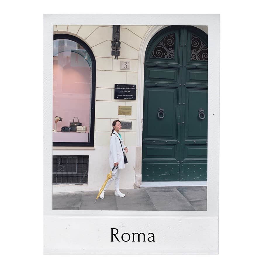 小祝麻里亜のインスタグラム：「day.9  Roma,Italy ． ． 母の日ですね🌹私達は旅行中に購入した、ヴェネチアンガラスのアクセサリーを母に渡しました😊😊🇮🇹 ． ローマが最終地点だったので、イタリア発祥のブランドを見たり、わずかな時間をショッピングに割きました🛍オートクチュール専用の工房を見つけては、心踊り…💃✨早くも店内には春夏コレクションと共に、秋冬コレクションも並んでいましたよ。 ． オードリーヘップバーン好きなので、トレヴィの泉には大興奮！ただ、大勢の人で賑わってるのでスリへの警戒度120%で挑みました👮‍♂️‼️コインも無事 投げられて良かったです˚ ⋆｡˚ ❁ ． ． ＿＿＿＿＿＿＿＿＿＿＿ #italytravel#italytrip#trip#travel#roma #roman #trevi #shopping #valentino #fendi #prada #gucci #イタリア#ローマ #ショッピング #トレヴィの泉  #ローマの休日 #旅スタグラム #イタリア旅行#家族旅行#가족여행#여행기록#여행스냅#여행스타그램#여행」
