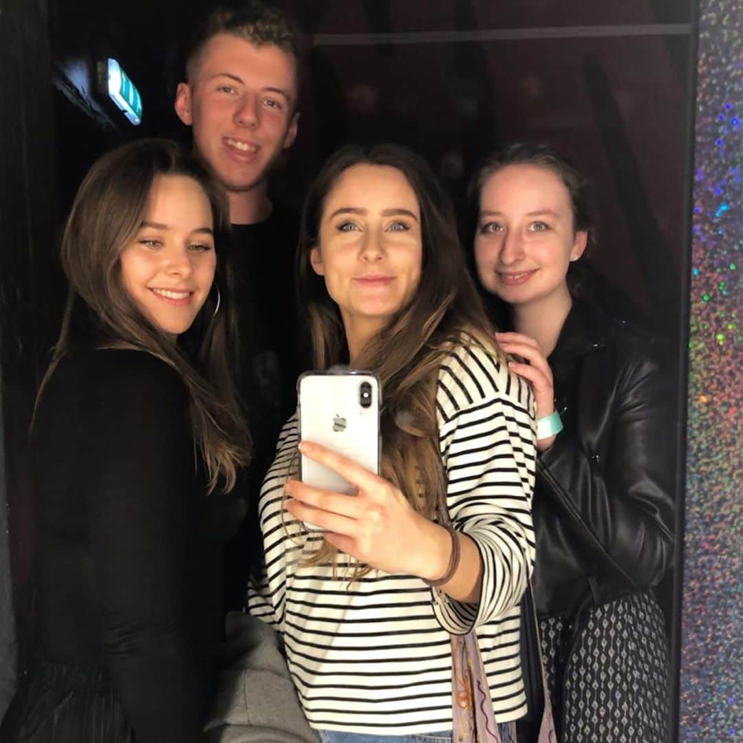キャサリン・ライオンズのインスタグラム：「¿Did someone say selfie mirror¿ (Also I won crazy golf yday and am ready to take on any one who wants to challenge me x 👹👹👹) #CallMeTigerWoodsBaby」