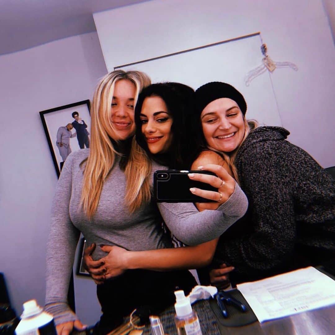 のインスタグラム：「The women around the woman  Throughout my life there have always been strong women around to catch me, to tell me when there’s lipstick on my teeth and check the back of my dress for uninvited stains.  Allies, cheerleaders, mothers,  sisters. I was lucky enough to bring the first woman to life, but I couldn’t have done it without them. It starts at the top, where Co show runner Ildy insists on kindness, empathy and the art of listening. It flows to the powerhouse of our tenacious female directors, producers, writers, costume designers, hair and make up heads, marketing moguls and 6 leadings ladies each more brave and seasoned then the next. This was a safe, sensitive, and nurturing environment. No wonder this show has magic, It is delivered from love.  Thank you for accepting Eve for all that she is. A mere mortal. A bloody miracle. A woman.」