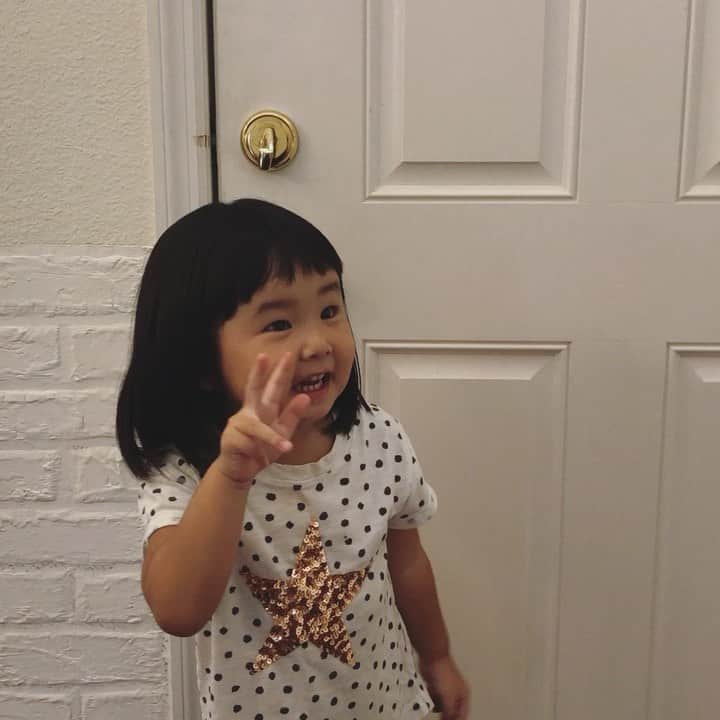 のインスタグラム：「ぴーす！こんちは！さなです！かわいい！ありがと！いいえ！ばいばーい！  #こう見えてまだ2歳10カ月 #やっと出てきた日本語 #さえのときより英語が強め #着てる服はおさがりの4T #4Tすら小さく見える笑」