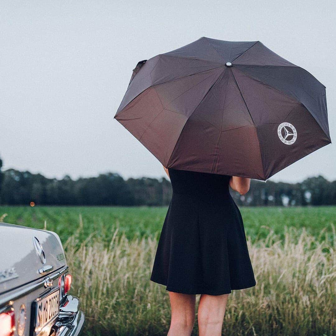 メルセデス・ベンツさんのインスタグラム写真 - (メルセデス・ベンツInstagram)「Use our classic "300 SL" compact umbrella for sun protection, rain protection - or just to look good next to your classic car! Click on the tag to buy it!  #W108 #MBmuseum #MercedesBenz #MBClassic #ClassicCar #Car #Carsofinstagram #InstaCar 📸 @dennisnoten」5月12日 1時45分 - mercedesbenz