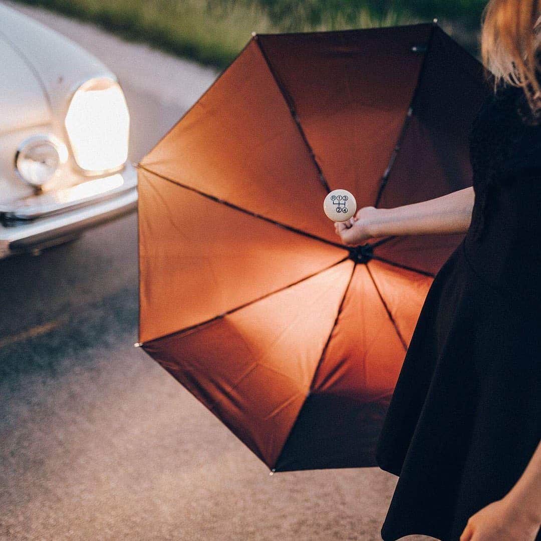 メルセデス・ベンツさんのインスタグラム写真 - (メルセデス・ベンツInstagram)「Use our classic "300 SL" compact umbrella for sun protection, rain protection - or just to look good next to your classic car! Click on the tag to buy it!  #W108 #MBmuseum #MercedesBenz #MBClassic #ClassicCar #Car #Carsofinstagram #InstaCar 📸 @dennisnoten」5月12日 1時45分 - mercedesbenz