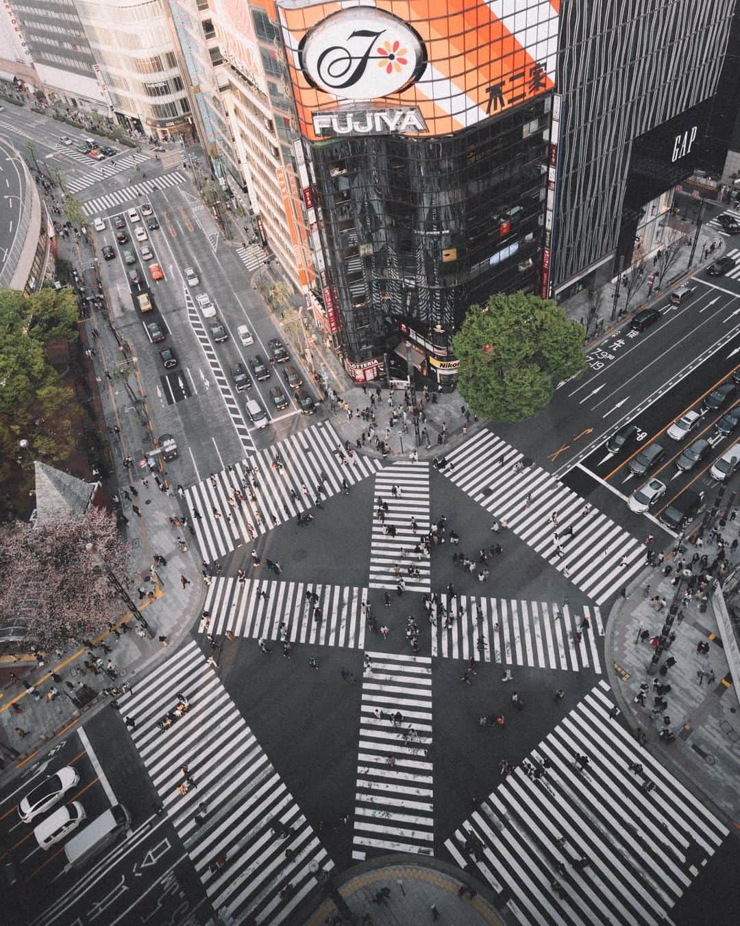 MR PORTERのインスタグラム：「Look down. 📷 Mr @ericluis⠀ -⠀ Head to the link in bio to shop The Japan Edit. 15 brands, one collection from MR PORTER. #MRPORTERTheJapanEdit #日本特集 🇯🇵 ⠀」