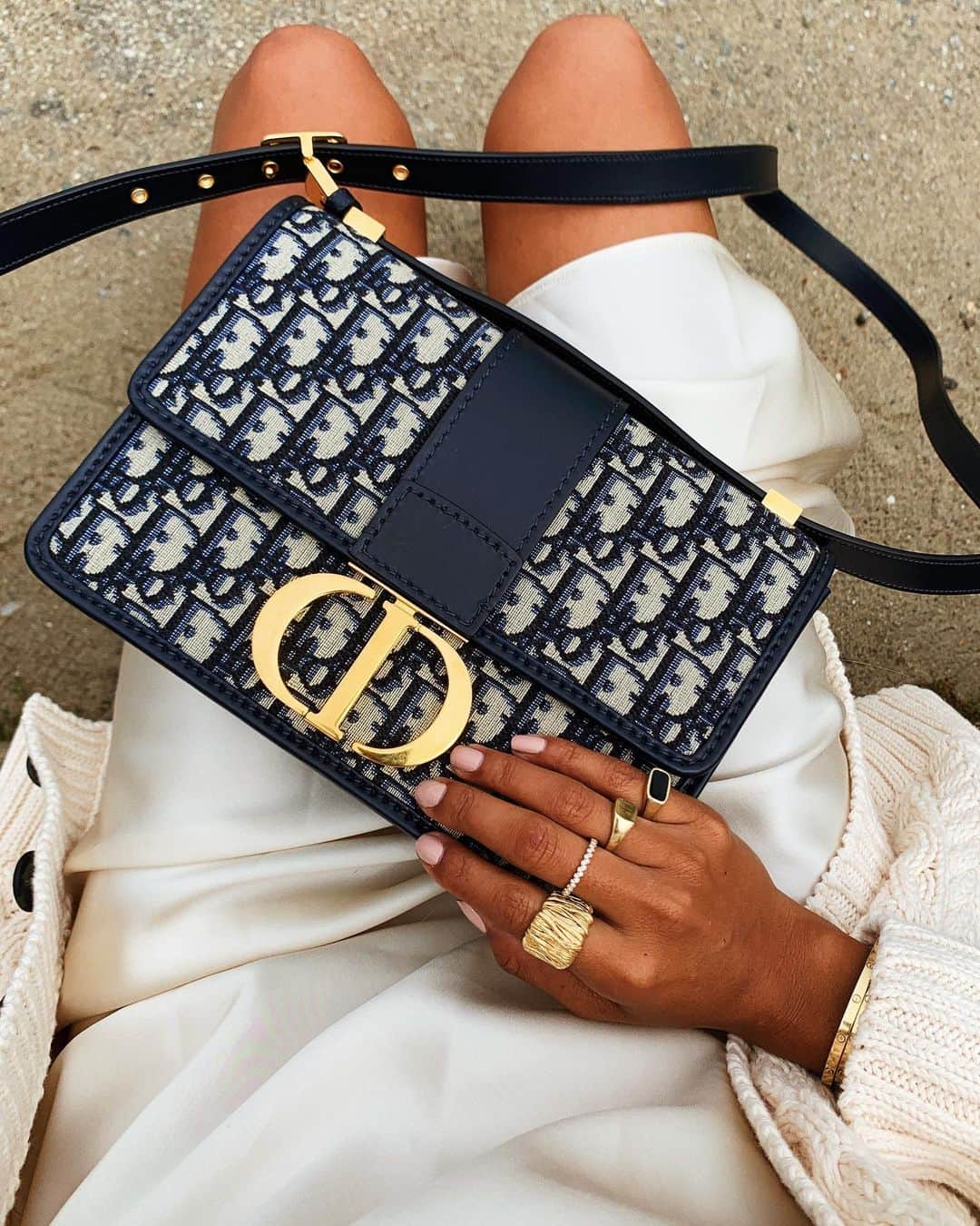 ジュリー・サリニャーナさんのインスタグラム写真 - (ジュリー・サリニャーナInstagram)「Dream bag. ☁️💫 #Dior30Montaigne」5月12日 1時45分 - sincerelyjules