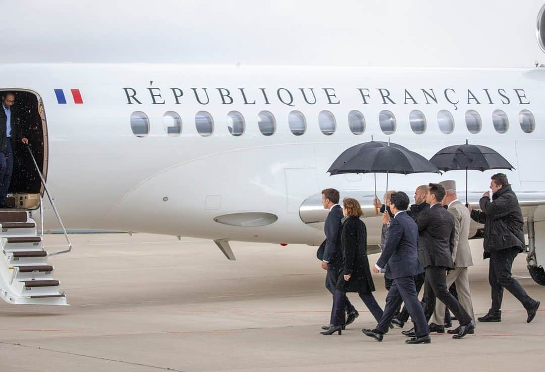 ルモンドさんのインスタグラム写真 - (ルモンドInstagram)「Les deux touristes français retenus en otage pendant huit jours entre le Bénin et le Burkina Faso avant d’être libérés par l’armée française sont arrivés sur la base aérienne de Villacoublay, en région parisienne, aux alentours de 18 heures, samedi 11 mai. Emmanuel Macron est venu à leur rencontre entouré du ministre des affaires étrangères, Jean-Yves Le Drian et de la ministre des armées Florence Parly. - Photo : Jean-Claude Coutausse (@coutausse) #PourLeMonde」5月12日 1時58分 - lemondefr