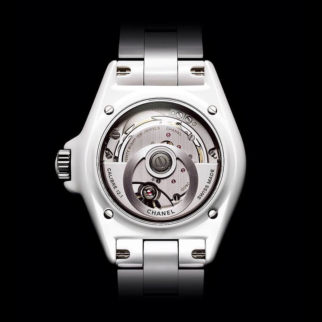 シャネルさんのインスタグラム写真 - (シャネルInstagram)「THE NEW J12. IT'S ALL ABOUT SECONDS. Stop for one second to discover the new J12. A legend in watchmaking, the timepiece has been reinvented while preserving its identity. A new way to see time. Discover the collection - link in bio #TheNewJ12 #CHANELWatches #ItsAllAboutSeconds @lilyrose_depp」5月12日 1時56分 - chanelofficial