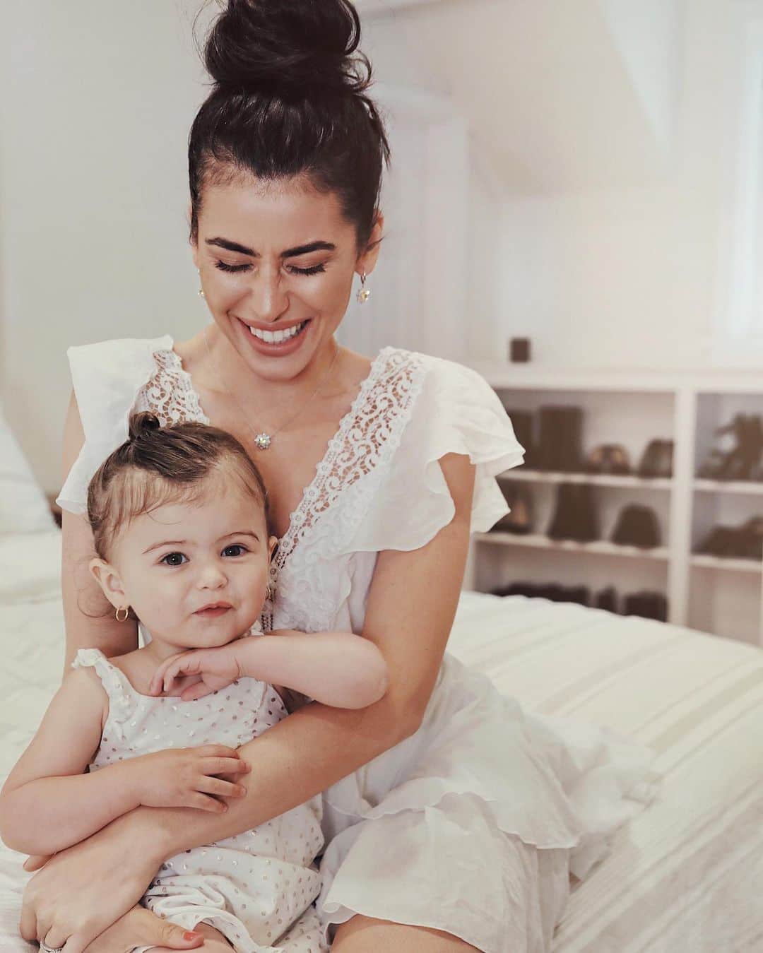 Sazan Hendrixさんのインスタグラム写真 - (Sazan HendrixInstagram)「In a short time, I’ve experienced the true joys of motherhood. From the first time I held her in my arms to the first time she said, “I love you mama”. Mother’s Day is just as much about her as it is about me. Cheers to you Teeny for being my little ray of sunshine every day! 💛 Wearing the new Sunshine Collection from @swarovski ✨ #swarovskipartner #BrillianceForAll #FollowYourSun」5月12日 1時57分 - sazan