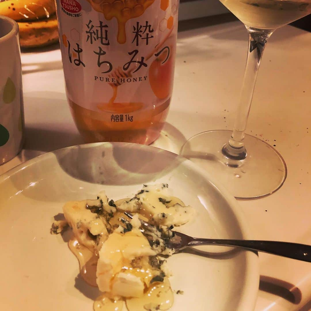 森田悠介さんのインスタグラム写真 - (森田悠介Instagram)「Recent CHEEZENESS... I love cheeze, you love cheeze, all we need is CHEEZENESS🧀 #CHEEZENESS #cheese #käse #fromage #carbonara #risotto #bluecheese #gorgonzola #roquefort  #cooking #dinner #lifestyle  #最近の #食生活 #チーズ #自炊 #外食 #問わず #カルボナーラ #研究中 #ブルーチーズ #musicianslife #bassist #bassplayer  #wurstkäse」5月12日 1時57分 - yusukemorita_bass