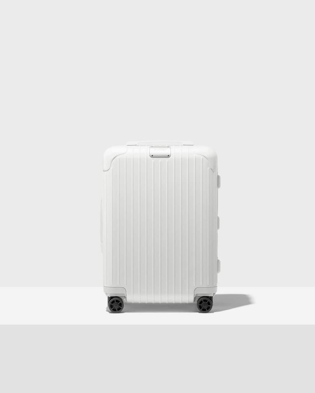 リモワさんのインスタグラム写真 - (リモワInstagram)「Strong, durable, and lightweight – the RIMOWA Essential Cabin.  Discover more of the RIMOWA Essential Collection online at rimowa.com.  #rimowa #rimowaessential」5月12日 2時00分 - rimowa