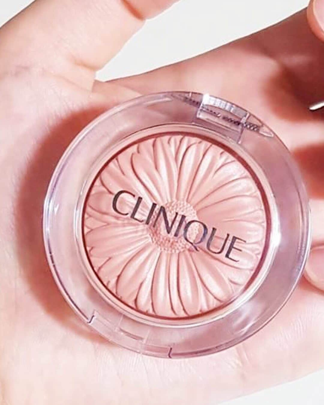 クリニークさんのインスタグラム写真 - (クリニークInstagram)「Our kind of May flowers 🌸👆 Shade featured: #CheekPop in Nude Pop. 📸: @hyejungv_v #Clinique #makeup #beauty #parabenfree #fragrancefree #happyskin」5月12日 2時15分 - clinique