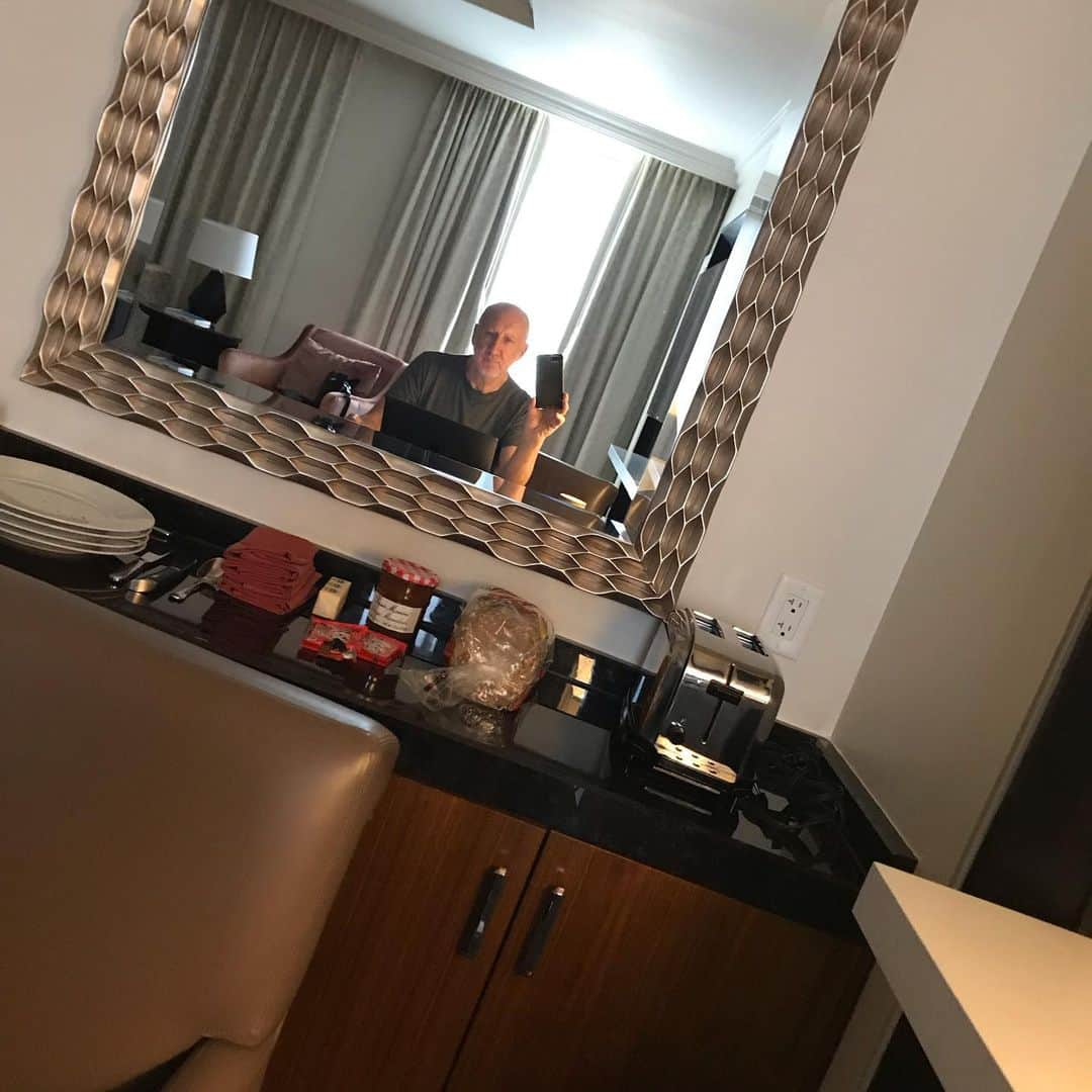 ピート・タウンゼントさんのインスタグラム写真 - (ピート・タウンゼントInstagram)「Waiting for the baggage call. This is touring folks. Been working on the edited text of my novel and trying to avoid eating toast. My hotel rider is a bit weird. Multigrain bread. Butter. Swiss cheese. Marmalade. Toaster. Kettle. Skimmed milk. Kit Kat bar. Not exactly healthy but it gets me moving. Playing in Bristow tonight. The show feels as though it’s landed now. Can’t believe how loud an orchestra can be. #officialthewho」5月12日 2時22分 - yaggerdang