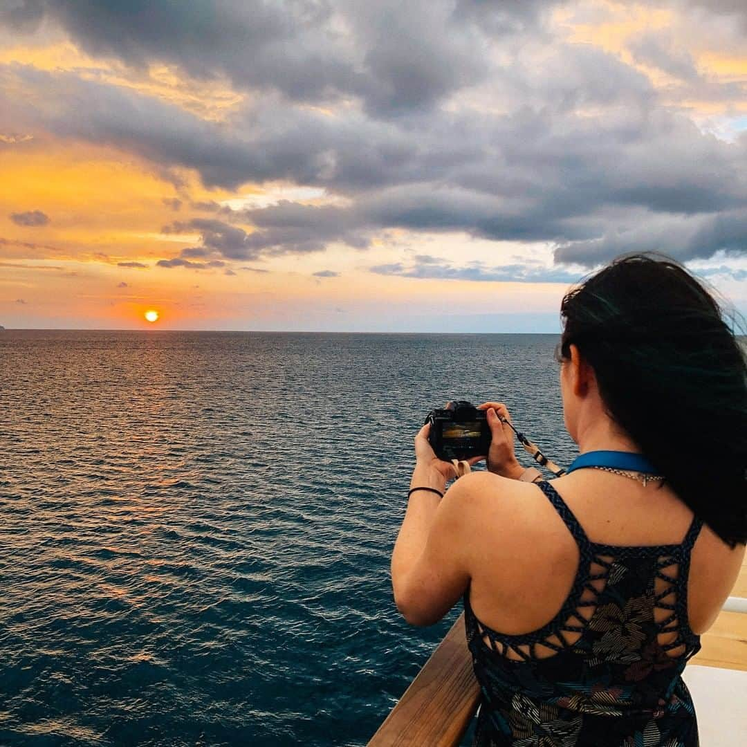 ジュリアナ・デヴァーさんのインスタグラム写真 - (ジュリアナ・デヴァーInstagram)「Chasing sunsets across the Pacific.⁣ ⁣ #sponsored Every night on my @Uncruise Adventure through Costa Rica and Panama, we have cocktail hour and wait for the sun to dip into the ocean. On these small boats, your senses really are heightened, you're just so much closer to nature.⁣ ⁣ Still can't say enough about disconnecting from a world so big to realize just how small you are.⁣ ⁣ Take the time now and then to get out of the digital world and immerse yourself in Mother Nature. She's a pretty awesome mom.⁣ ⁣ Also, I can't stop taking sunset pictures. I may have a problem. Do you take a million sunset pics too? Any favorite spots to watch it?⁣ ⁣ ⁣ ⁣ ⁣ ⁣📷 @filtersandframes #hosted #cruise #uncruise #smallboat #smallboats #cruiselife #cruiseship #thisisadventure #adventuretravel #cleverdever #julianadever #cleverdeverwherever #uncruiseadventures #adventure #travel #nature #CostaRica #reconnect #reconnectingwithnature #sunset #pacificocean #visitcostarica #costarica_vacations #costaricagram  #centralamerica #puravida」5月12日 2時28分 - cleverdeverwherever