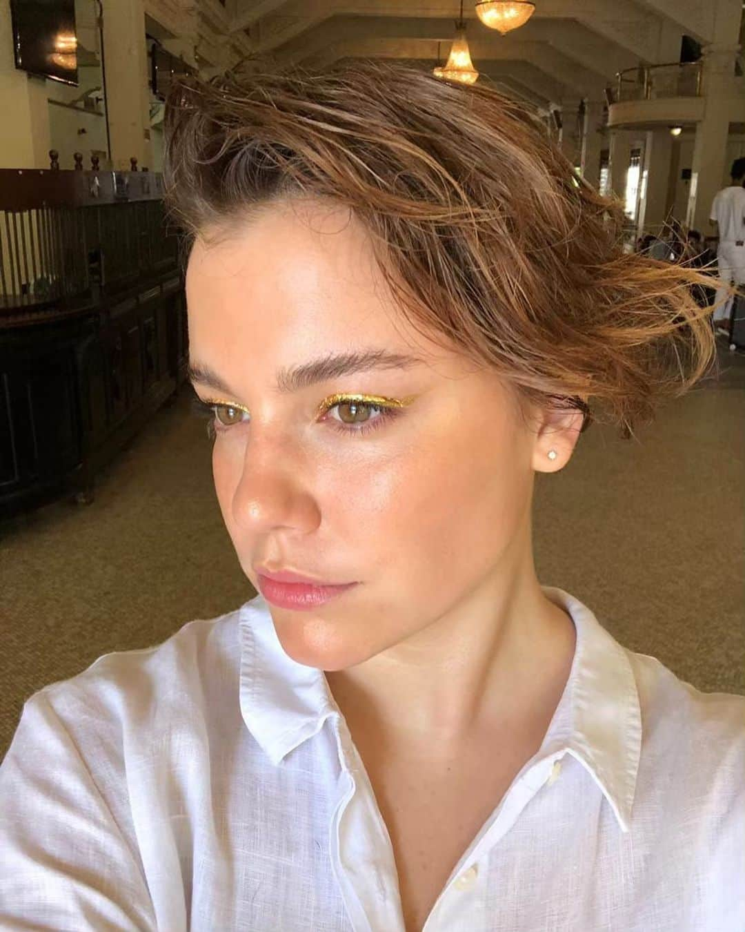 Alice Wegmannさんのインスタグラム写真 - (Alice WegmannInstagram)「beleza de @lauraomesmo  chama no douradinho que chegou o finde! gente é pra brilhar 🌟」5月12日 2時36分 - alicewegmann