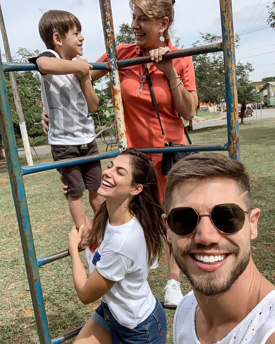 Jonas Sulzbachさんのインスタグラム写真 - (Jonas SulzbachInstagram)「Muito amor a alegria em uma foto ❤️ Amo vcs demais!!!! #família #family #love」5月12日 2時37分 - jonassulzbach