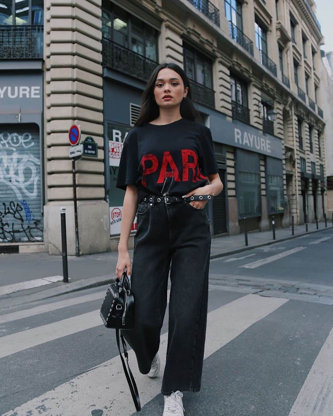 イレブンパリさんのインスタグラム写真 - (イレブンパリInstagram)「Everyday Outfit ❤️ @priscillafrnl wearing our T-shirt Mauze from the #ElevenParisxBrandalised collection ! Now in sale 💸」5月12日 2時37分 - elevenparisofficial