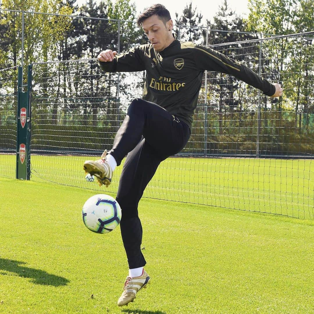 アーセナルFCさんのインスタグラム写真 - (アーセナルFCInstagram)「Final (Premier League) training session done. Tomorrow it’s #BURARS.  #Arsenal #training #premierleague #COYG #Ozil #Lacazette #Welbeck #Kolasinac #Leno #Gunners」5月12日 2時50分 - arsenal