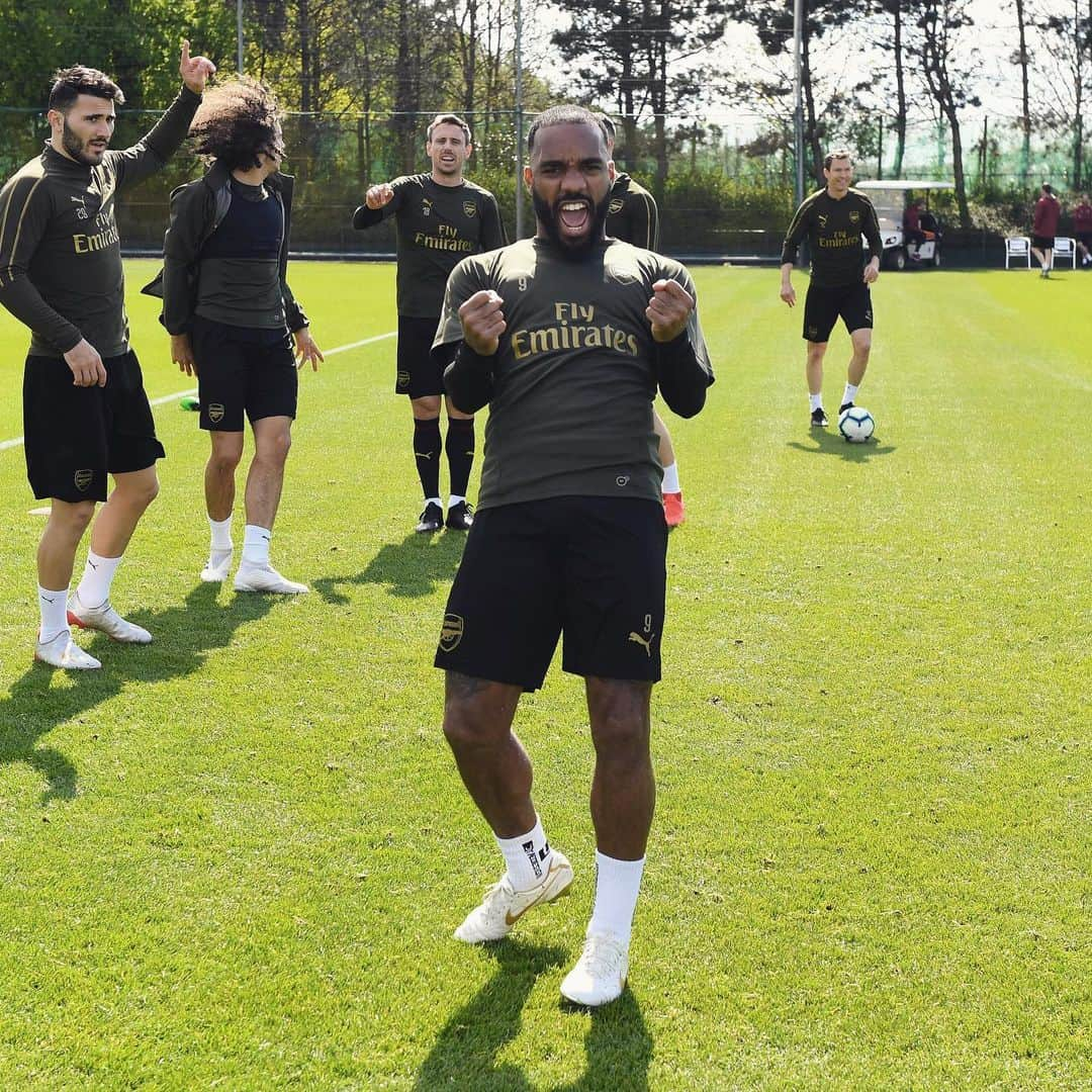 アーセナルFCさんのインスタグラム写真 - (アーセナルFCInstagram)「Final (Premier League) training session done. Tomorrow it’s #BURARS.  #Arsenal #training #premierleague #COYG #Ozil #Lacazette #Welbeck #Kolasinac #Leno #Gunners」5月12日 2時50分 - arsenal