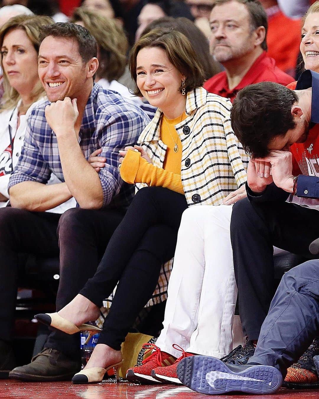 Just Jaredさんのインスタグラム写真 - (Just JaredInstagram)「@emilia_clarke is all smiles while sitting in court side seats for an NBA playoff game in Houston. (Beyonce was there too!) #EmiliaClarke Photo: Getty」5月12日 3時00分 - justjared