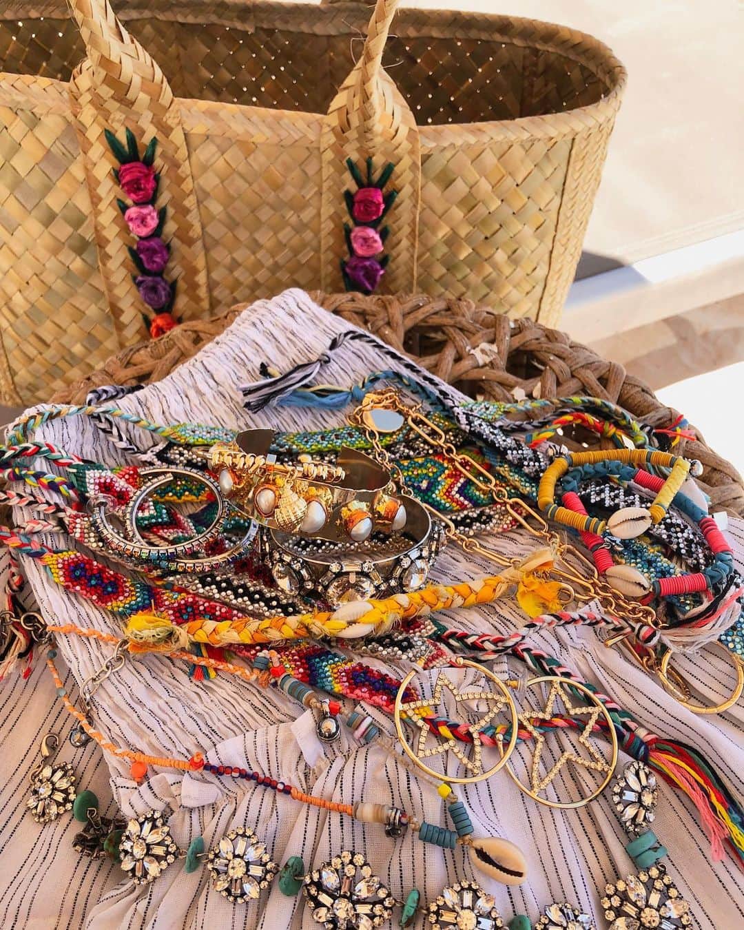 ダニジョーのインスタグラム：「Our beach essentials ... 🐚 tap to shop」