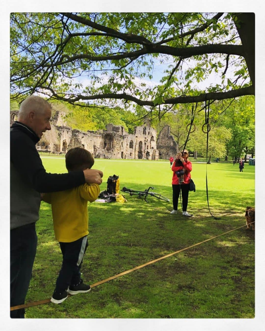 ヘレン・スケルトンさんのインスタグラム写真 - (ヘレン・スケルトンInstagram)「I can not tell you how happy it makes me that he wanted to get on a slack line.... kids found it a wellness event in leeds today. Might have to dust mine off ....it was the only thing that calmed me down during a hectic time in life.... and that was before a life with toddlers. 😍 #slackline #boys #weekends #happythoughts #mindfulness #wellness #meditation #findcontrol #quietthenoise」5月12日 3時01分 - helenskelton