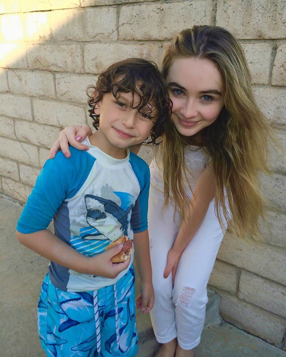 オーガスト・マトゥーロのインスタグラム：「Happy birthday @sabrinacarpenter from me and my veggie dog. Let’s get together and ketchup 🍅🌭🙂」