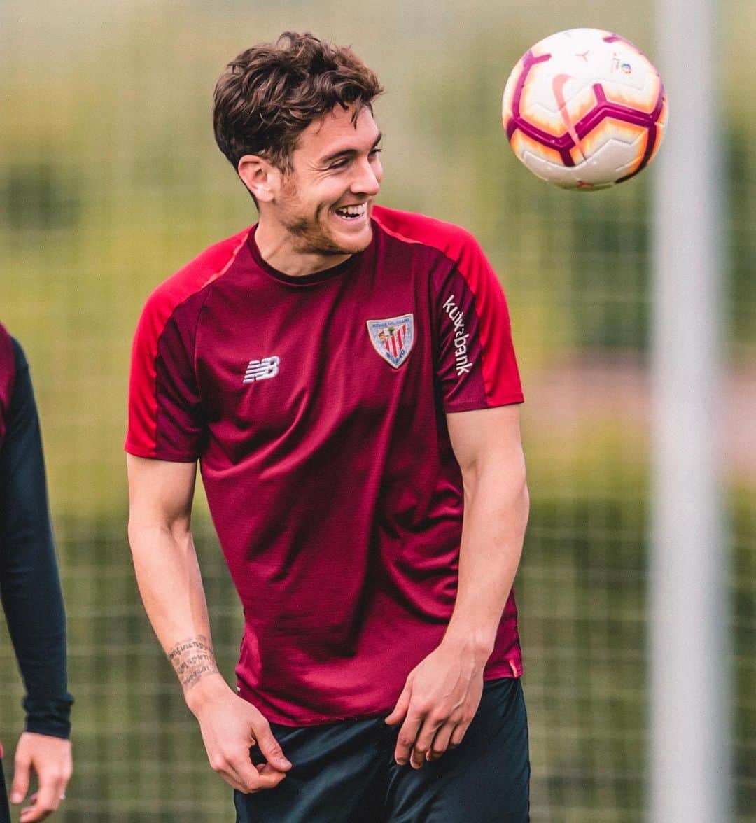 イバイ・ゴメスのインスタグラム：「La felicidad de saber que mañana hay una nueva oportunidad para poder defender este escudo. 😀  Preparados para el último partido de esta temporada en el mejor estadio del mundo.‬ ‪¡Queremos y podemos! 💪🏼‬ ‪¿Nos vemos mañana en San Mamés? 🏟 ‬ ‪Aupa @athleticclub ! 🦁 🔴⚪️‬ ‪#goruntzbegira 🧗‍♂️ ‬」