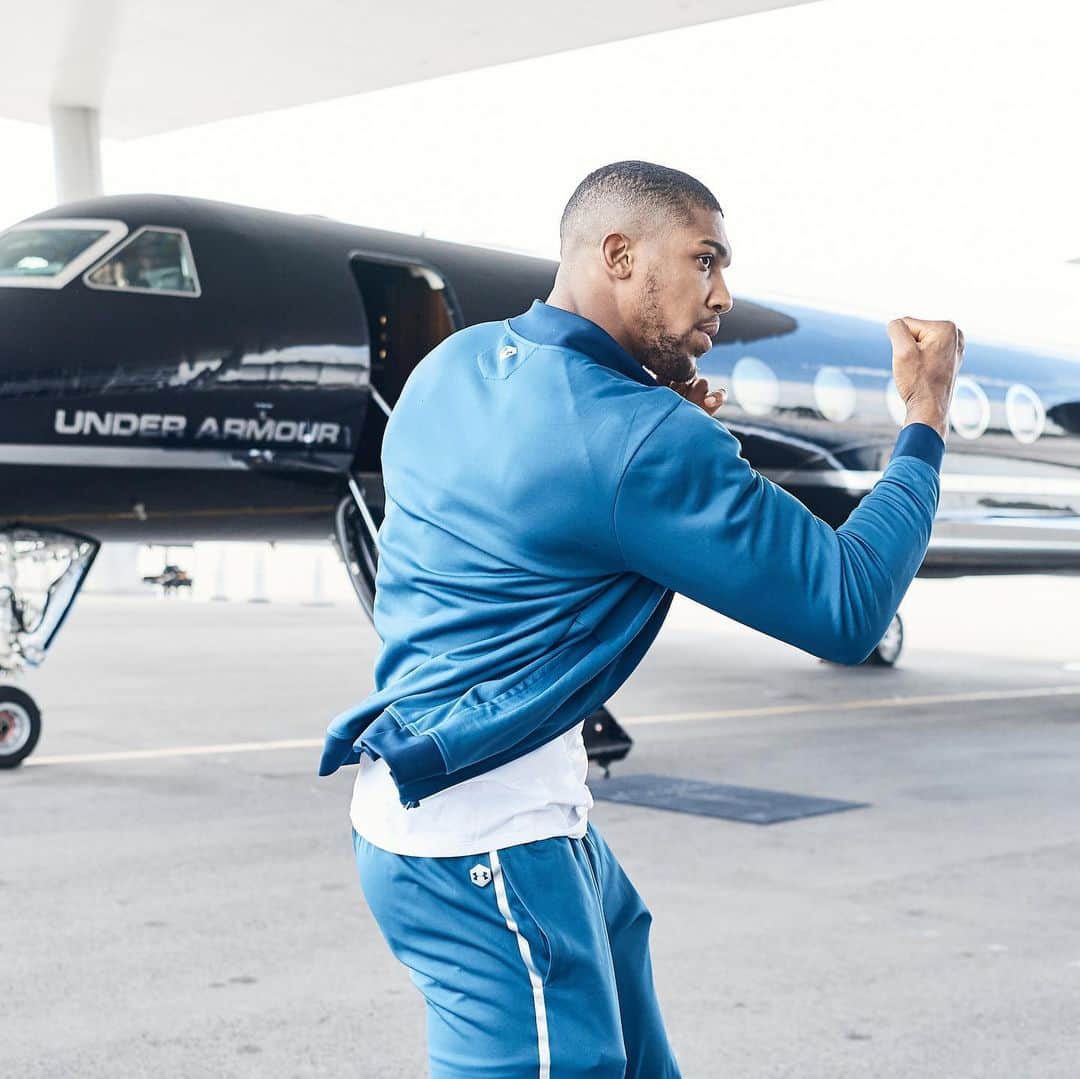 Under Armourさんのインスタグラム写真 - (Under ArmourInstagram)「The champ has landed. 🇺🇸 @anthony_joshua is in Miami to begin training for his title bout on 6/1. 👊 Tap to shop AJ’s athlete recovery look. #WEWILL」5月12日 3時03分 - underarmour