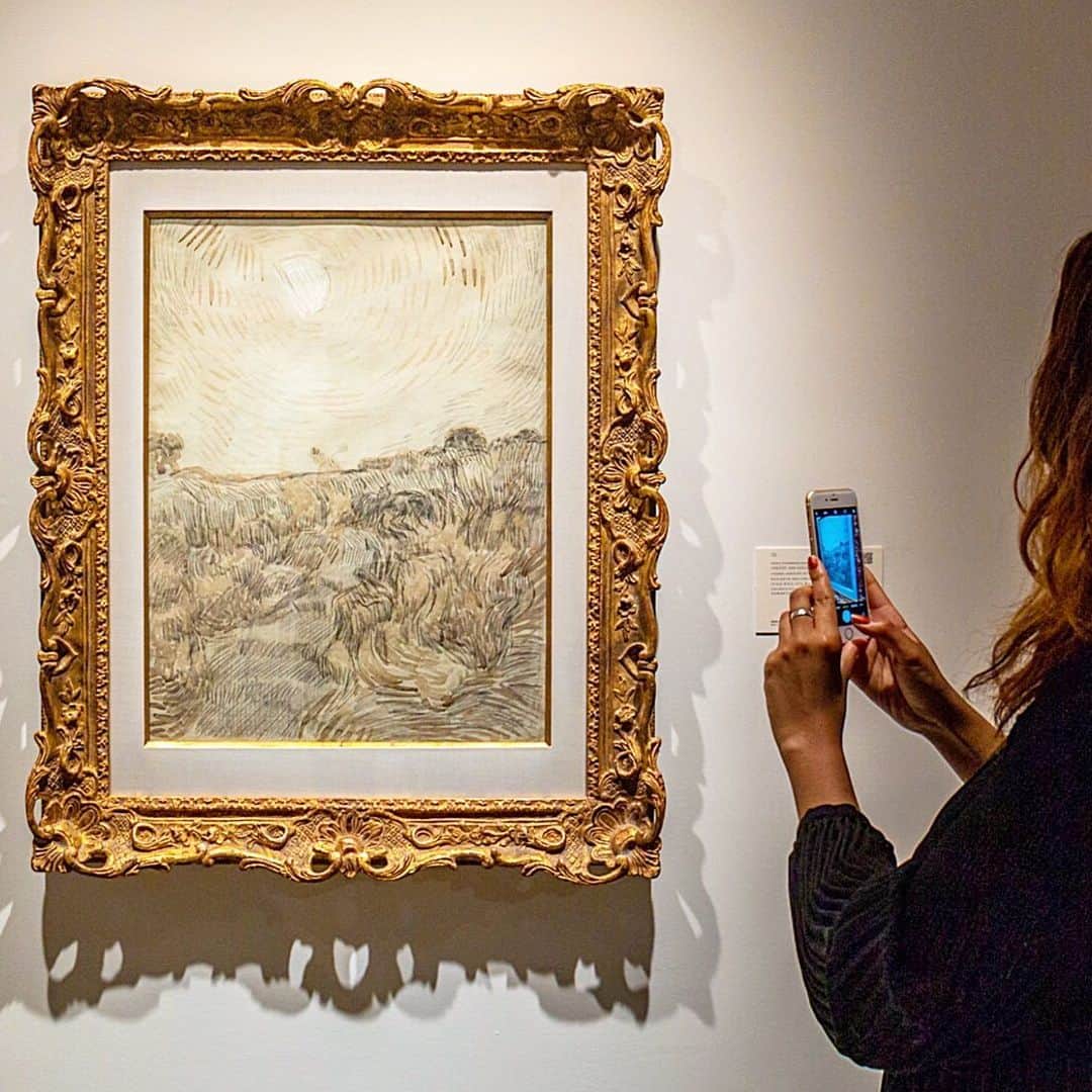 サザビーズさんのインスタグラム写真 - (サザビーズInstagram)「Executed in 1890, Vincent Van Gogh’s ‘Evening Landscape with Two Peasants’ was created during the last two months of Van Gogh’s life when he relocated to the town of Auvers-sur-Oise. It was here that the artist created some of his most enduring masterpieces. Measuring 24 5/8 by 18 5/8 inches, the piece was created on the largest sheet size used by Van Gogh and can be tied to a very small number of works on paper executed in Auvers in 1890, the majority of which reside in museum collections, including the Van Gogh Museum in Amsterdam. Visit 1334 York Avenue today through this Tuesday at 1pm to view this intricate work – a highlight of our Impressionist & Modern Art Evening Sale on 14 May. #SothebysImpMod #SothebysBreakingGround #VanGogh」5月12日 3時16分 - sothebys