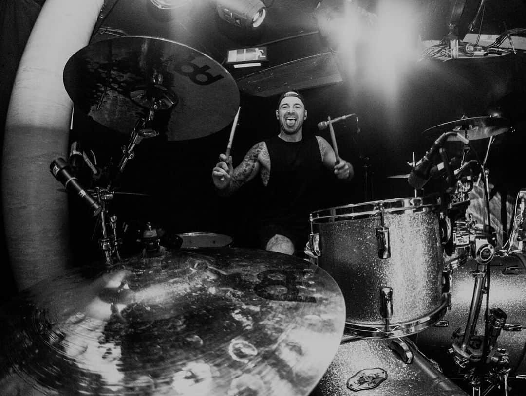 グラマー・オブ・ザ・キルのインスタグラム：「So come on.... who has a beer in their hand right now? Post the 🍺 emoji below if you do! We can’t wait to share a cold one with all of you at our summer shows #gotk #beer #aa」