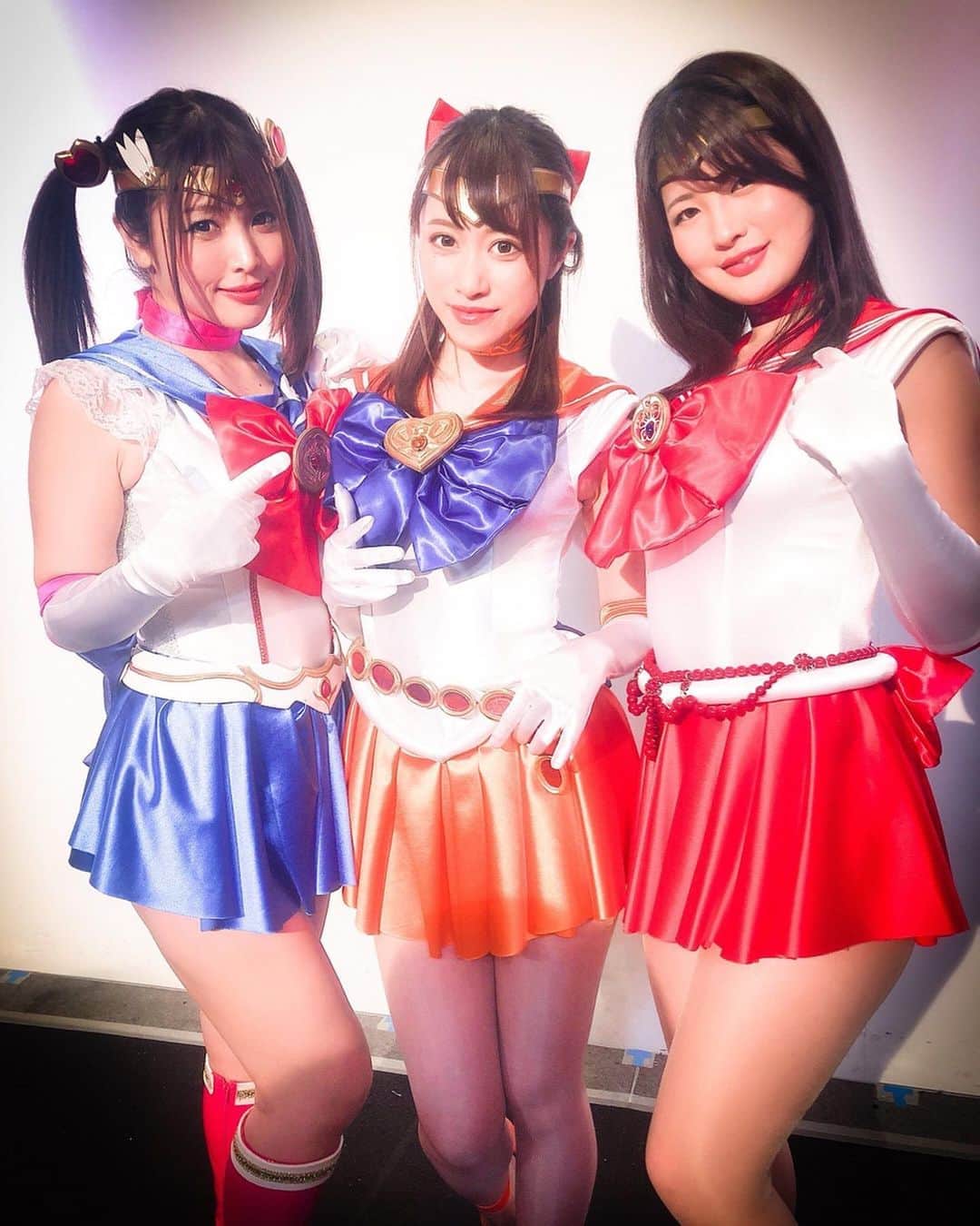 新村あかりのインスタグラム：「GIGAスーパーヒロインショーありがとうございました！！ 楽しかった🐰✨ 皆さんも楽しんでいただけたようで今日はハッピーエンドです笑 ギガデミー賞の優秀女優賞のトロフィーも貰えて…ほんとに嬉しいです💗 これからも全力で頑張りますので応援よろしくお願いします！！」