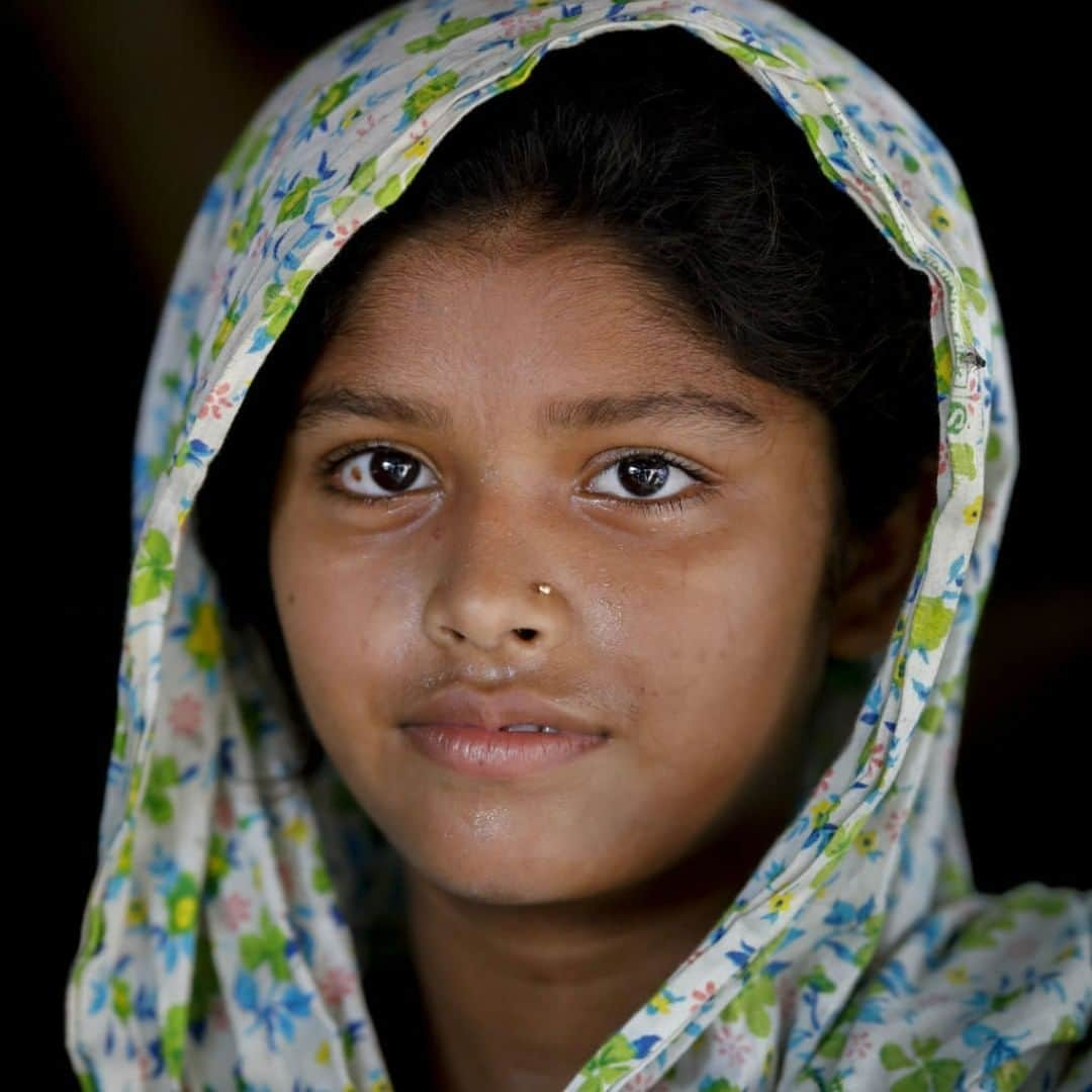 unicefさんのインスタグラム写真 - (unicefInstagram)「Samia’s school books were washed away in floodwaters after #CycloneFani tore through her village in Vola, Bangladesh. We are on the ground, helping families recover. ©UNICEF/UN0310388/Asad/AFP Services」5月12日 3時30分 - unicef