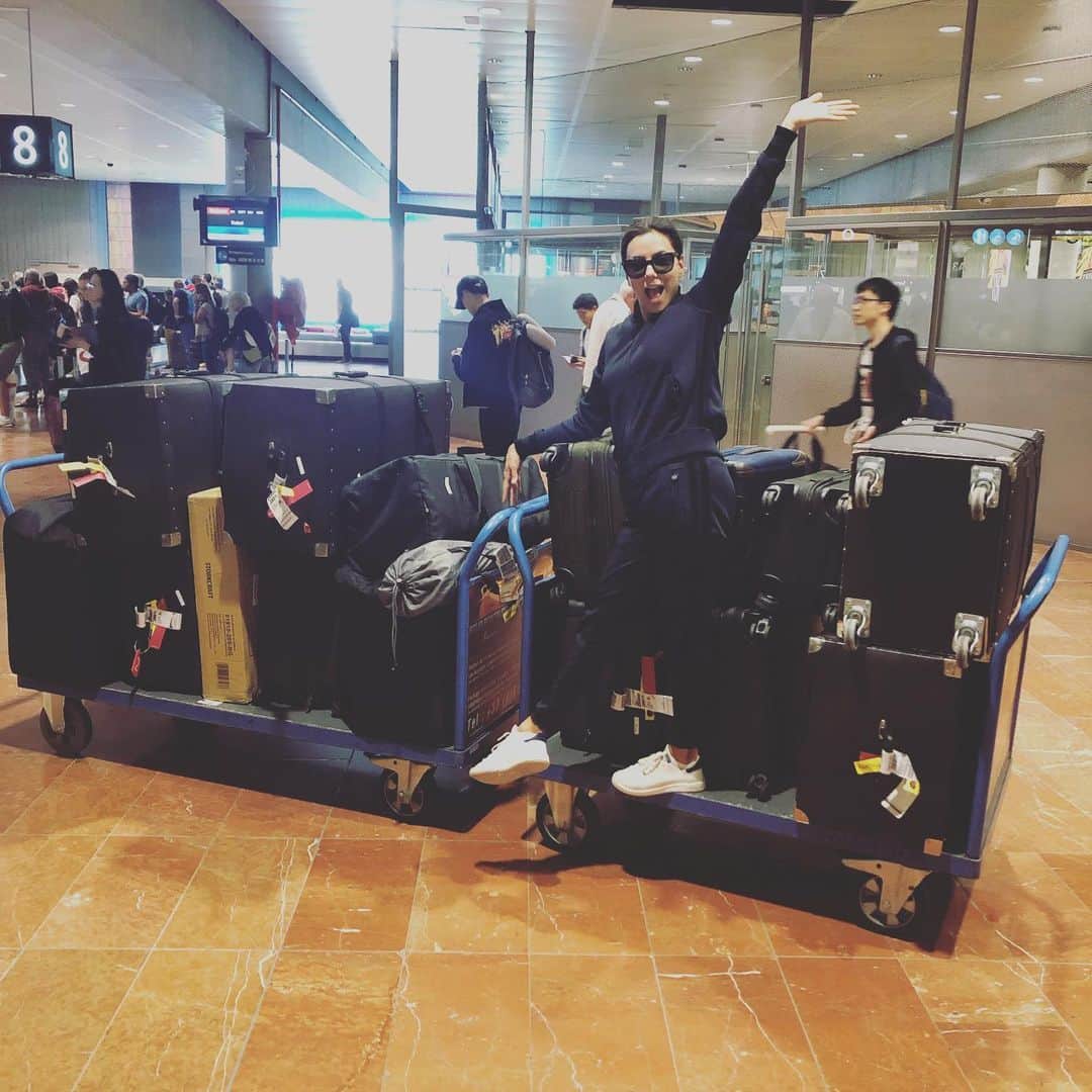 エヴァ・ロンゴリアさんのインスタグラム写真 - (エヴァ・ロンゴリアInstagram)「Made it to Cannes with all 14 pieces of luggage! 🤦🏻‍♀️ Santi has just as many pieces as I do! 🤣 #YesWeCannes #Lorealista」5月12日 3時34分 - evalongoria