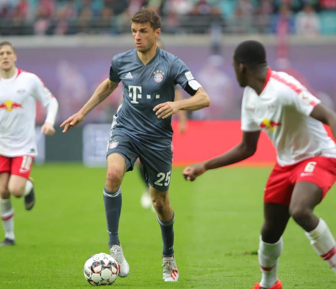 トーマス・ミュラーさんのインスタグラム写真 - (トーマス・ミュラーInstagram)「We are determined to finish the job at the @allianzarena next week with our @fcbayern fans behind us. 🔴⚪️💪 #PACKMAS #meisterschaft #fcbayern #esmuellert #miasanmia 📷: @alexanderhassenstein」5月12日 3時36分 - esmuellert