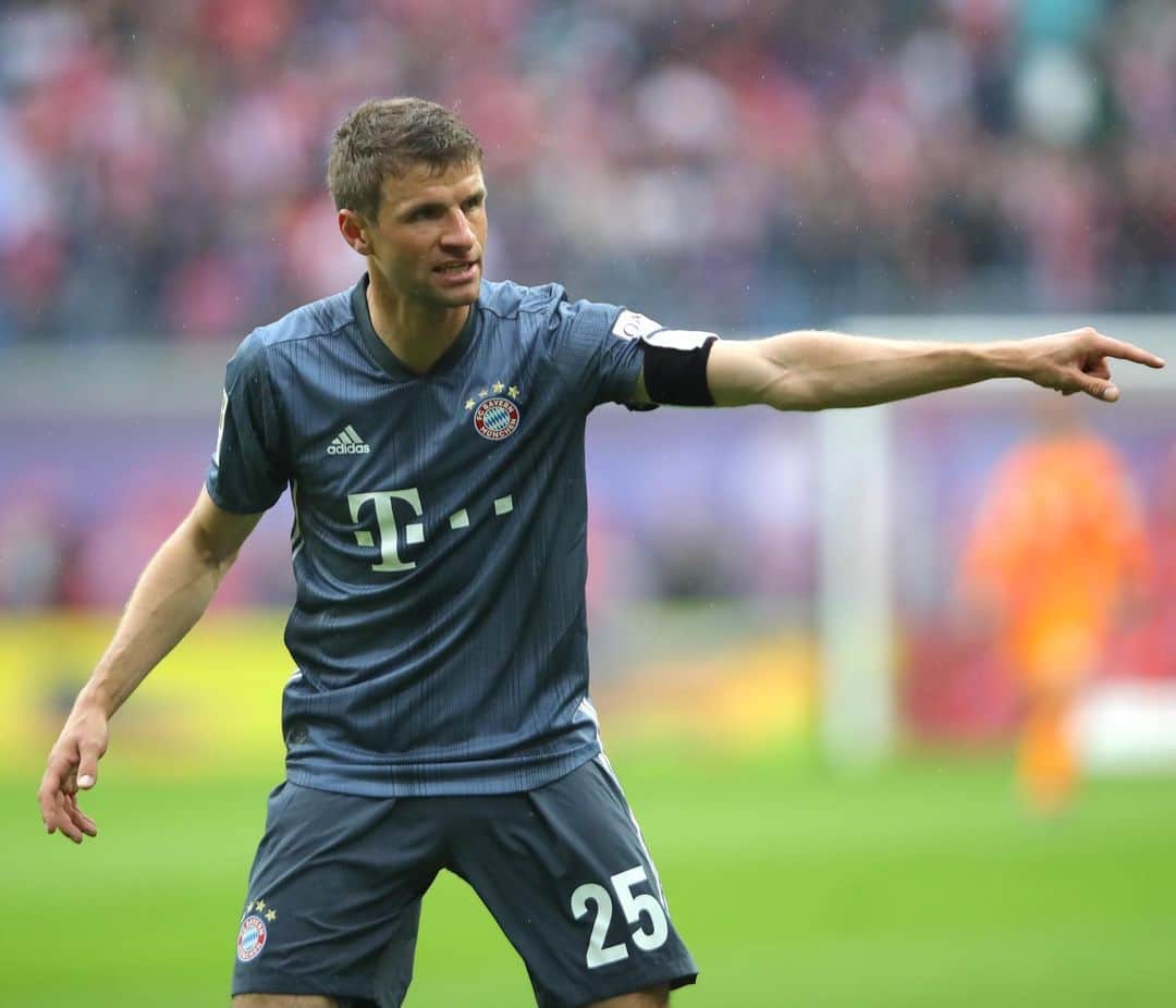 トーマス・ミュラーのインスタグラム：「We are determined to finish the job at the @allianzarena next week with our @fcbayern fans behind us. 🔴⚪️💪 #PACKMAS #meisterschaft #fcbayern #esmuellert #miasanmia 📷: @alexanderhassenstein」