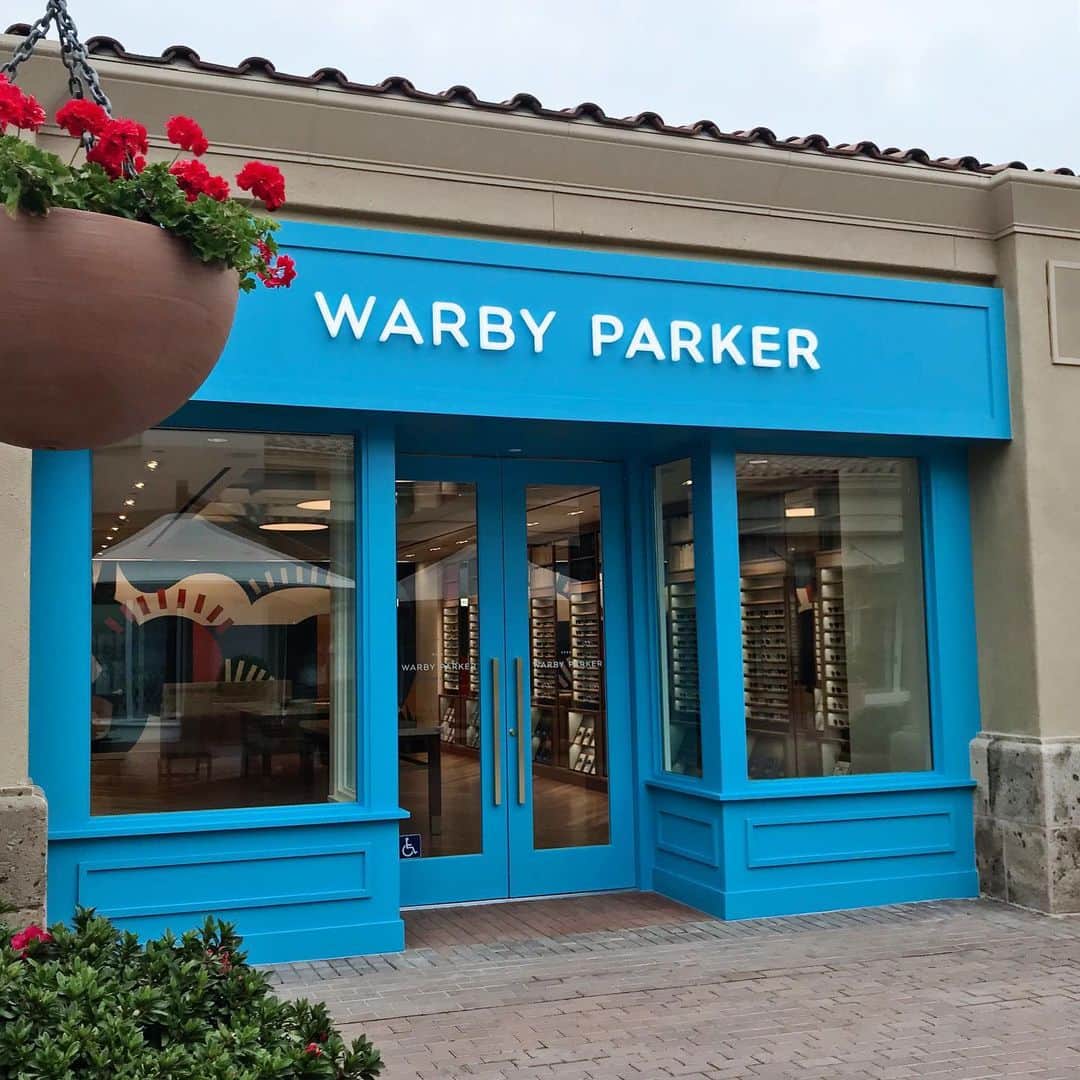 のインスタグラム：「We're officially open at @fashionisland in Newport Beach, CA! Our new store will have our full collection of eyewear (kids glasses too!) and—just for the day—@atomiccreamery will be serving scoops to snack on 🍦🤗 (📍1063 Newport Center Drive)」