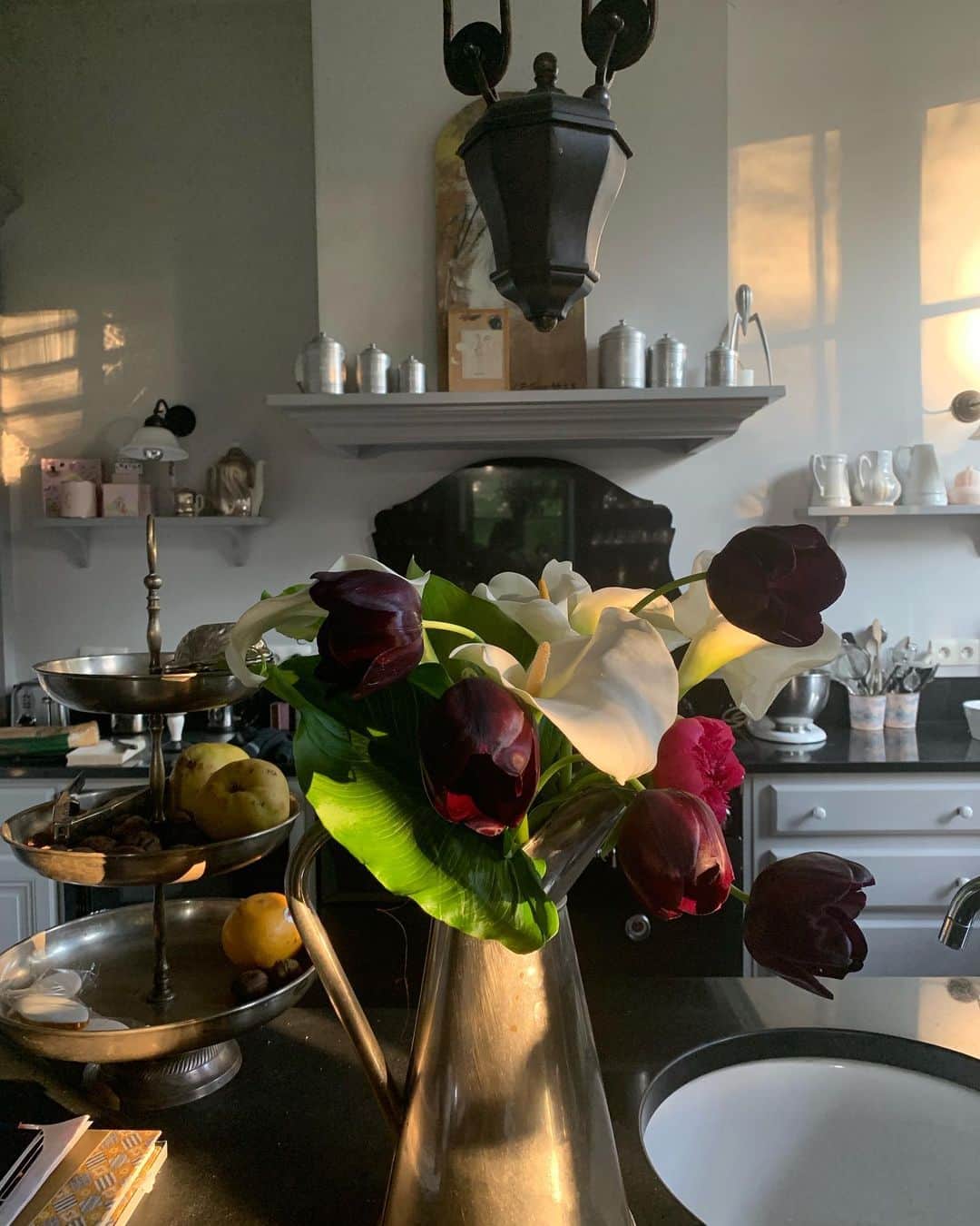 シャンタルトーマスさんのインスタグラム写真 - (シャンタルトーマスInstagram)「Couché de soleil dans la cuisine fleurs du jardin #flowers #campagne #country」5月12日 3時46分 - chantalthomass