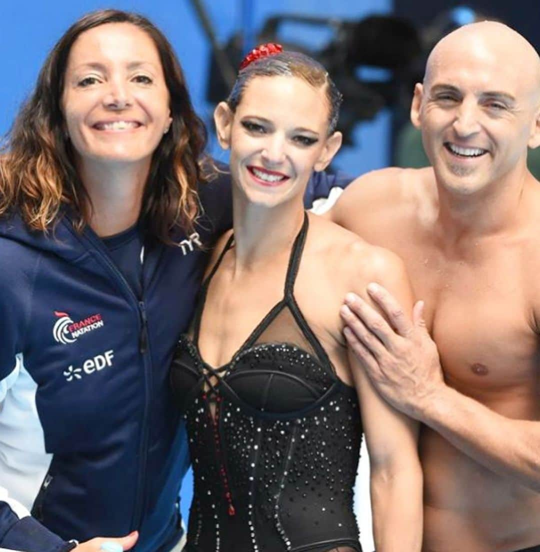 ヴィルジニー・デデューさんのインスタグラム写真 - (ヴィルジニー・デデューInstagram)「🧜🏼‍♀️ GAGNER Toujours en Équipe 🧜🏼‍♀️🥇🏊🏻‍♀️💻🗒📝 #solo #duo #team • • On ne gagne pas seul dans aucun  sport. Une confiance et un partage vers l’engagement d’un Athlète de Haut Niveau se construit...! #coach  Après avoir était formé par mon Club @pays_aix_nat_artistique J’ai pu être sereine grâce un entourage de qualité. @insep_officiel Et tous les coach que j’ai pu côtoyer m’ont apporté ma Force  d’Athlete et de femme .... 👌🏼 Merci à tous ceux qui ont pu m’accompagner tout au long de ma carrière de 15ans Sénior HN - #cts #touchepasamoncts @ffnatation #AnneCapron #OdilePetit #CharlotteMassardier @ju_ly76 @delphine.marechal #PascalMeyet #christineGrosset #SylvieNeville #myriamlignot @laureobry  #worldchamp #worldrecords #olympicmedalist #europeenchampion #frenchchampion #athlete @franceolympique @paris2024」5月12日 4時13分 - virginie_dedieuoff