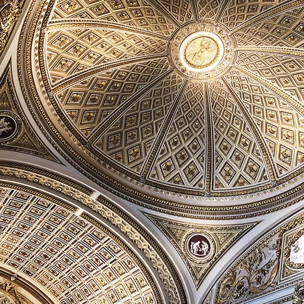 タダシショージさんのインスタグラム写真 - (タダシショージInstagram)「The Uffizi in Florence, Italy is heralded as one of the oldest and most famous art museums in the world.  Its glorious ceilings are masterpieces in themselves.  Whether it be Italian Renaissance or the contemporary art of our time, we're always excited to learn about places and spaces to enjoy art.  After all, it's all around us!  Where are you getting your art fix today?」5月12日 4時00分 - tadashishoji