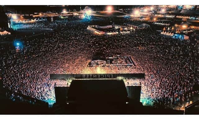 ロブ・ゾンビのインスタグラム：「I think last night's crowd was even bigger than I realized. Holy shit look at all those people! If rock is dead... I'd hate to see what it looked like when it was alive! #epicenterfestival #northcarolina #robzombie #gingerfish #johnfive #piggyd」