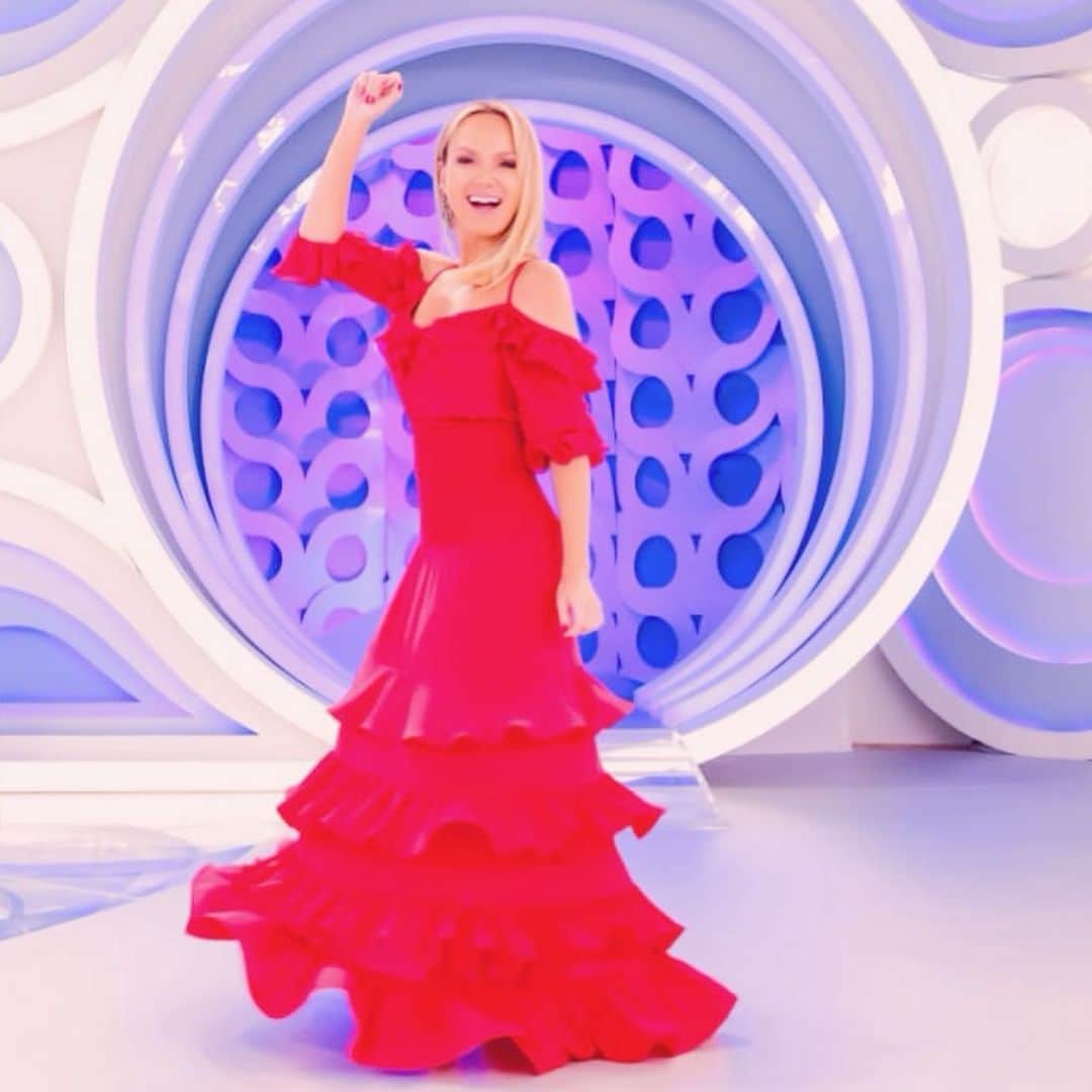 Eliana Michaelichin Bezerraのインスタグラム：「Seguraaa que o nosso programa deste domingo de “Dias Das Mães” está uma festa!! Tem @sabrinasato e @joaoguilherme 💃💃💃💃💃💃💃💃💃💃 #diadasmaes Estilo: @thidyalvis Makeup: @juniormendes Hair: @edyglamour Foto: @gabrielcardosofoto」