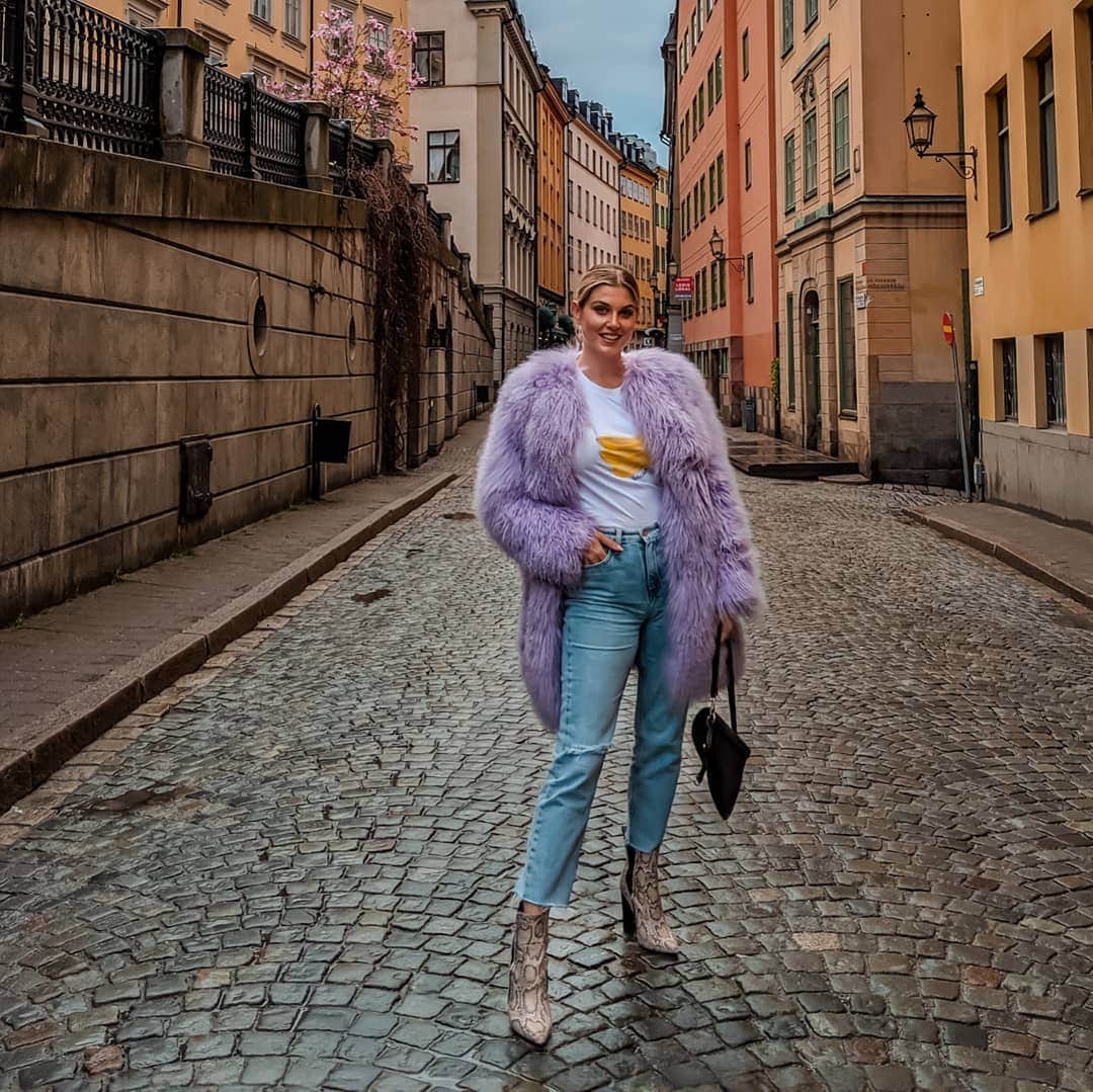 Ashley Jamesさんのインスタグラム写真 - (Ashley JamesInstagram)「Tip: hide your hangover with eccentric dressing. 🇸🇪 Obsessed with this @charlottesimone coat, which is keeping me warm in Stockholm! I learned a valuable lesson today: never pack your suitcase drunk or you'll end up with no makeup or underwear, and a combination of everything you don't need. 😆 Loving all your recommendations for here, please keep them coming. ❣️ #stockholm #sweden #girlswhotravel」5月12日 4時26分 - ashleylouisejames